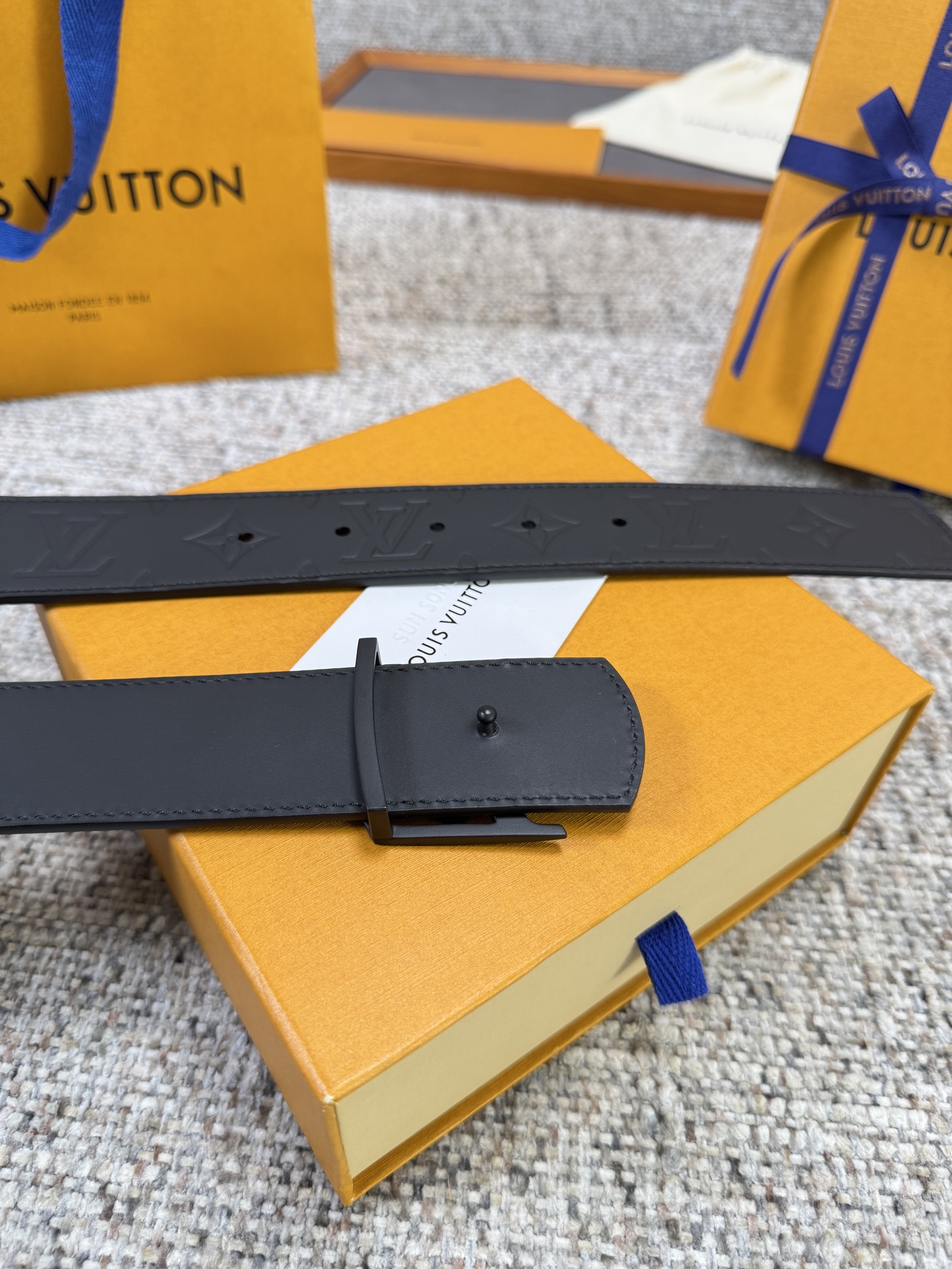 Louis Vuitton LV腰带 平纹压花系列 原厂五金 精致手工绘边 柔软舒适 宽4.0