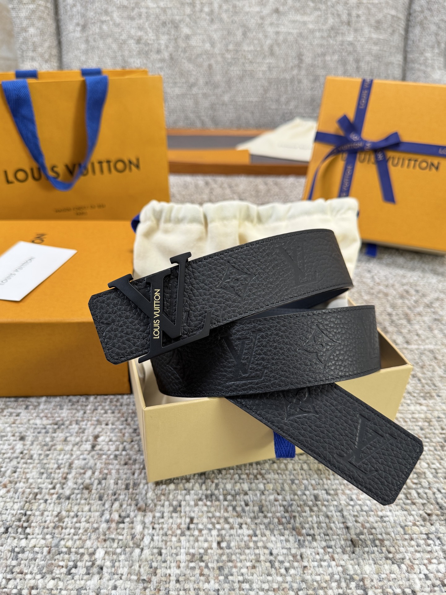 Louis Vuitton LV腰带 荔枝纹压花系列 原厂五金 精致手工绘边 柔软舒适 宽4.0