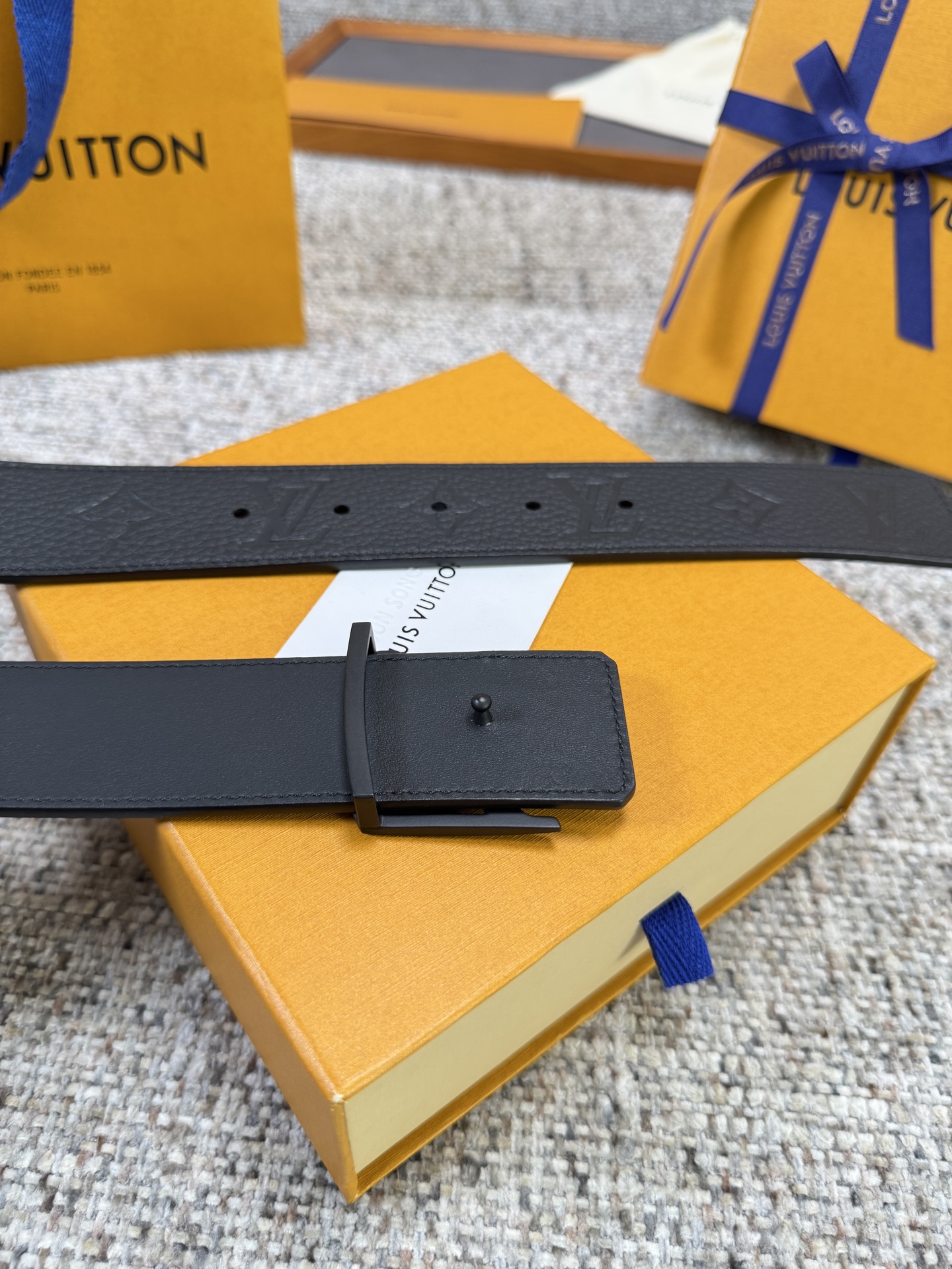 Louis Vuitton LV腰带 荔枝纹压花系列 原厂五金 精致手工绘边 柔软舒适 宽4.0