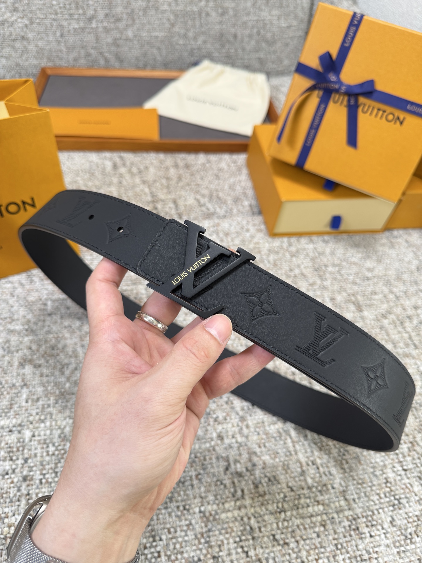 Louis Vuitton LV腰带 平纹压花系列 原厂五金 精致手工绘边 柔软舒适 宽4.0