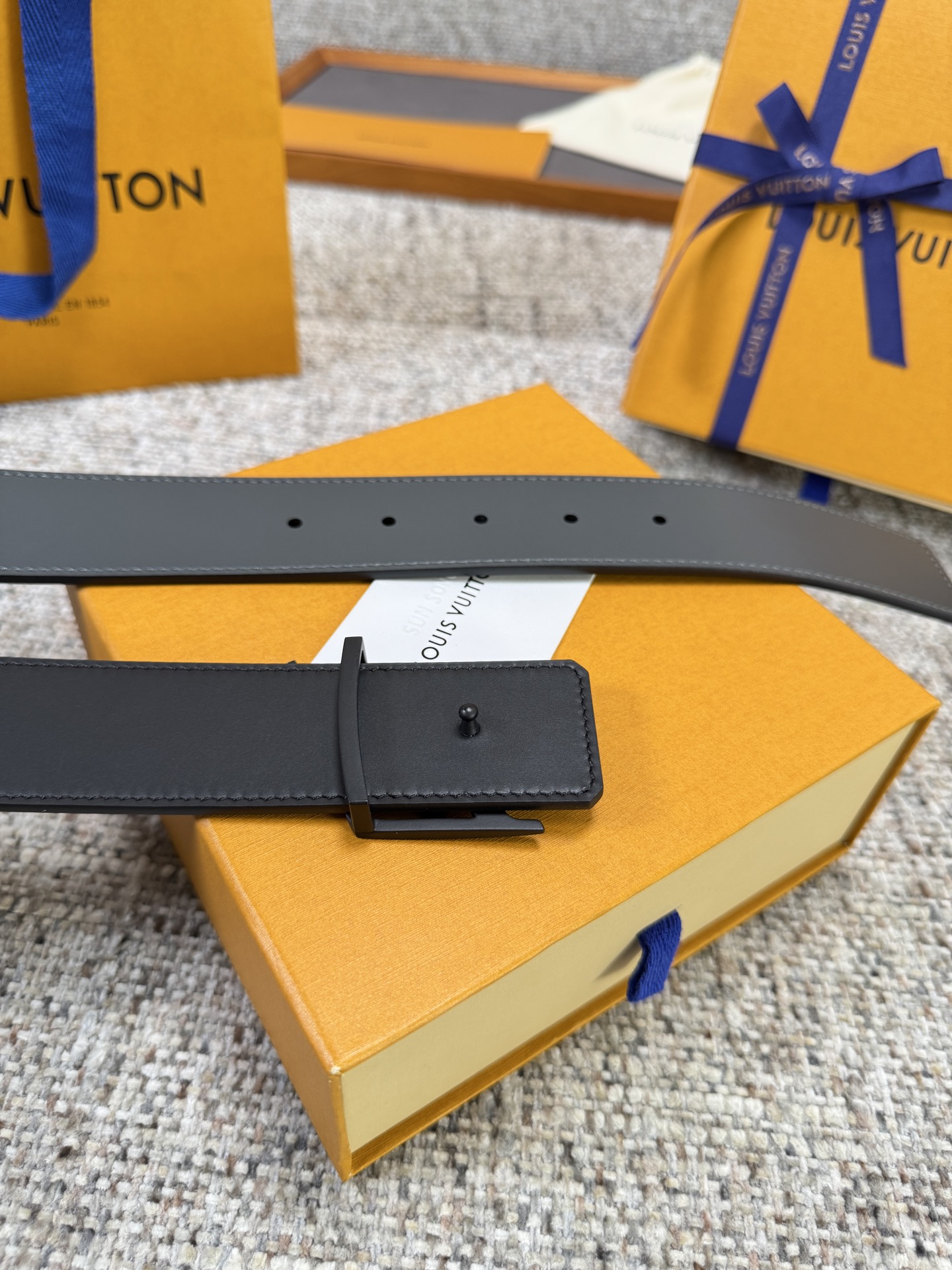 Louis Vuitton LV腰带 双面头层平纹系列 原厂五金 精致手工绘边 柔软舒适 宽4.0