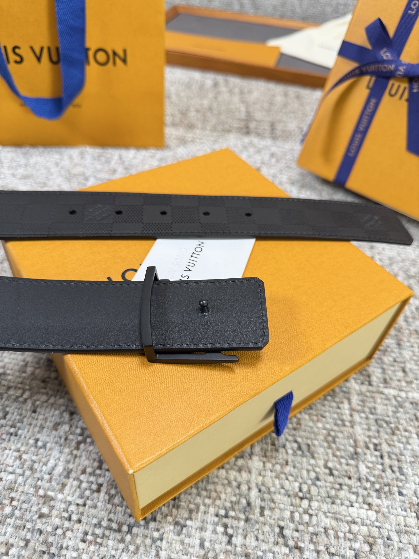 Louis Vuitton LV腰带 压格压花系列 原厂五金 精致手工绘边 柔软舒适 宽4.0