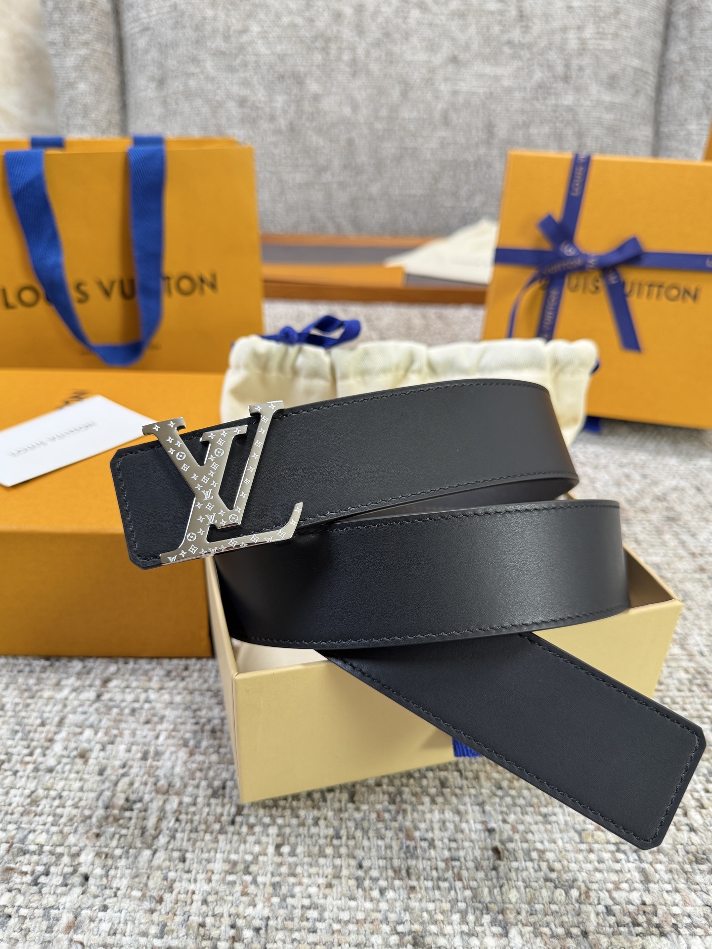Louis Vuitton LV腰带 双面平纹系列 原厂五金 精致手工绘边 柔软舒适 宽4.0