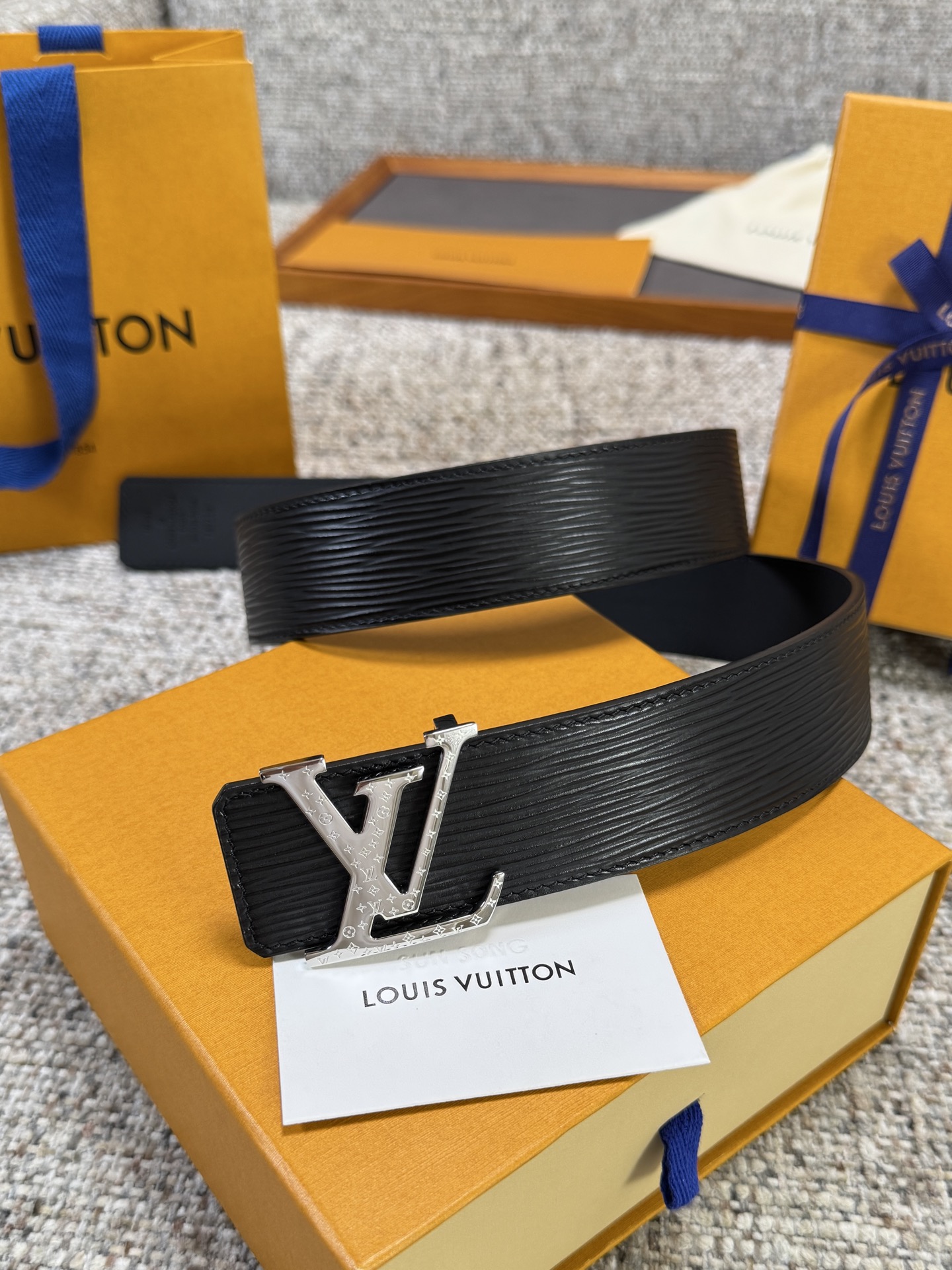 NO:882601,Original Louis Vuitton LV belt, water ripple series, original hardware, exquisite hand-painted edges, soft and comfortable, width 4.0, belt, louis vuitton, louis vuitton19860909原单 Louis Vuitton LV腰带 水波纹系列 原厂五金 精致手工绘边 柔软舒适 宽4.0,皮带,louis vuitton,louis vuitton,Belt