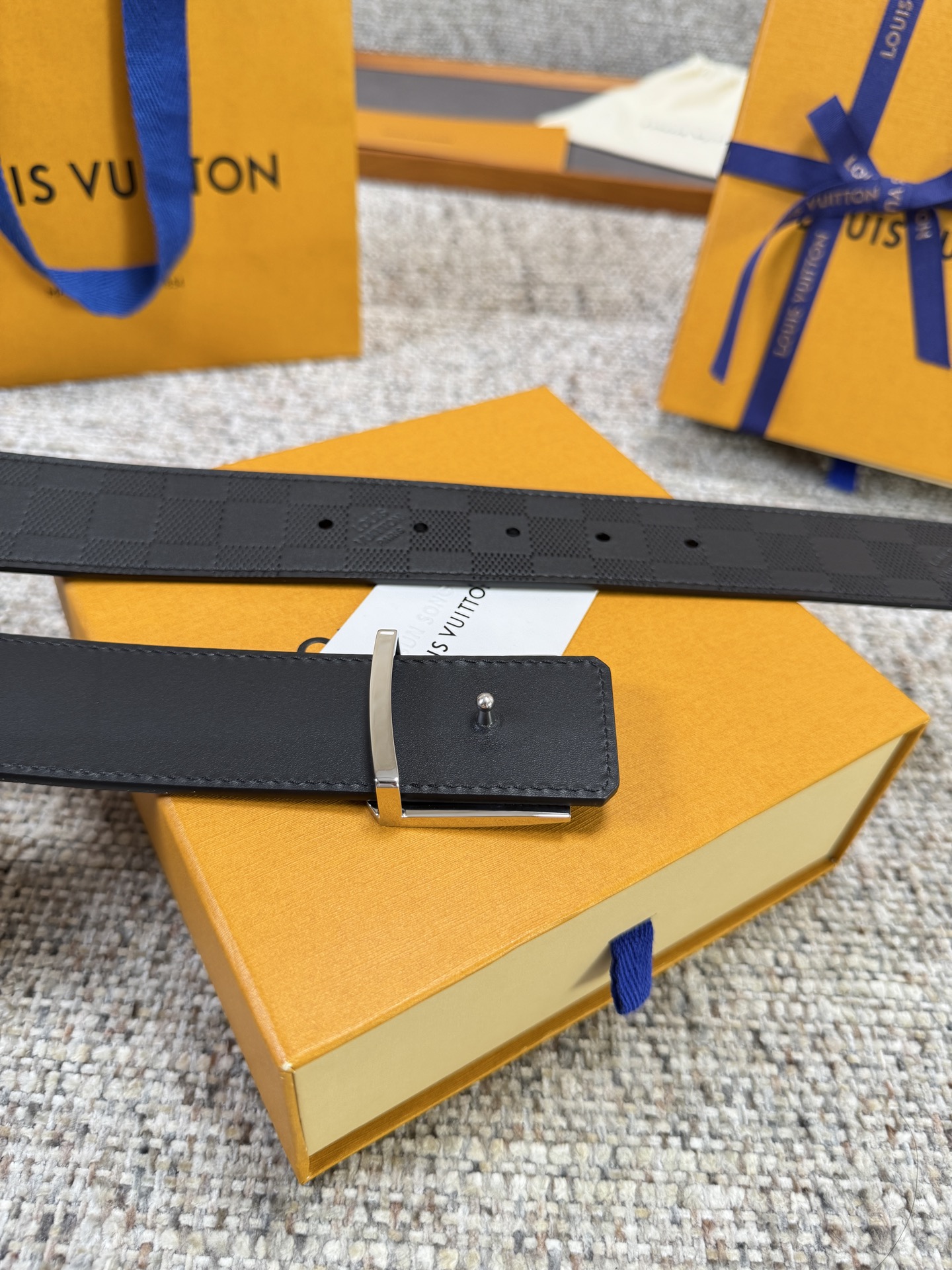 Louis Vuitton LV腰带 头层压格系列 原厂五金 精致手工绘边 柔软舒适 宽4.0
