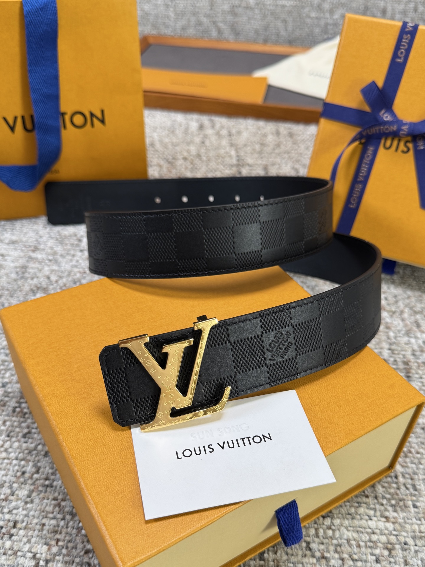 NO:882604,Original Louis Vuitton LV belt, laminated grid series, original hardware, exquisite hand-painted edges, soft and comfortable, width 4.0, belt, louis vuitton, louis vuitton19860909原单 Louis Vuitton LV腰带 头层压格系列 原厂五金 精致手工绘边 柔软舒适 宽4.0,皮带,louis vuitton,louis vuitton,Belt
