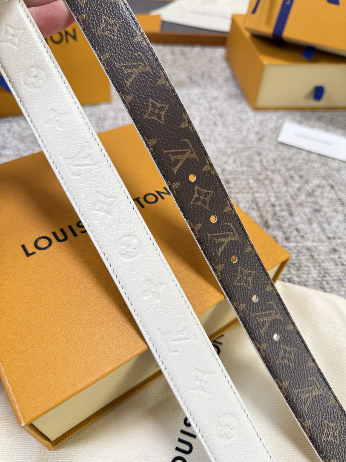 Louis Vuitton LV腰带 FLOWERGRAM ROUND系列 原厂五金 精致手工绘边 柔软