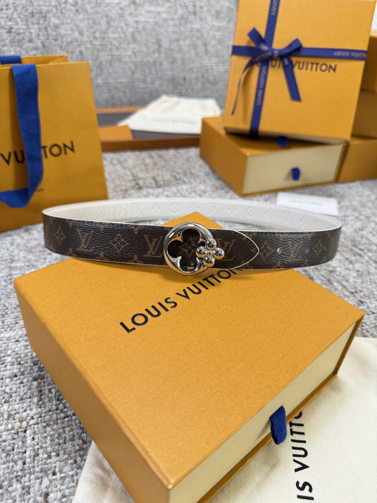 Louis Vuitton LV腰带 FLOWERGRAM ROUND系列 原厂五金 精致手工绘边 柔软