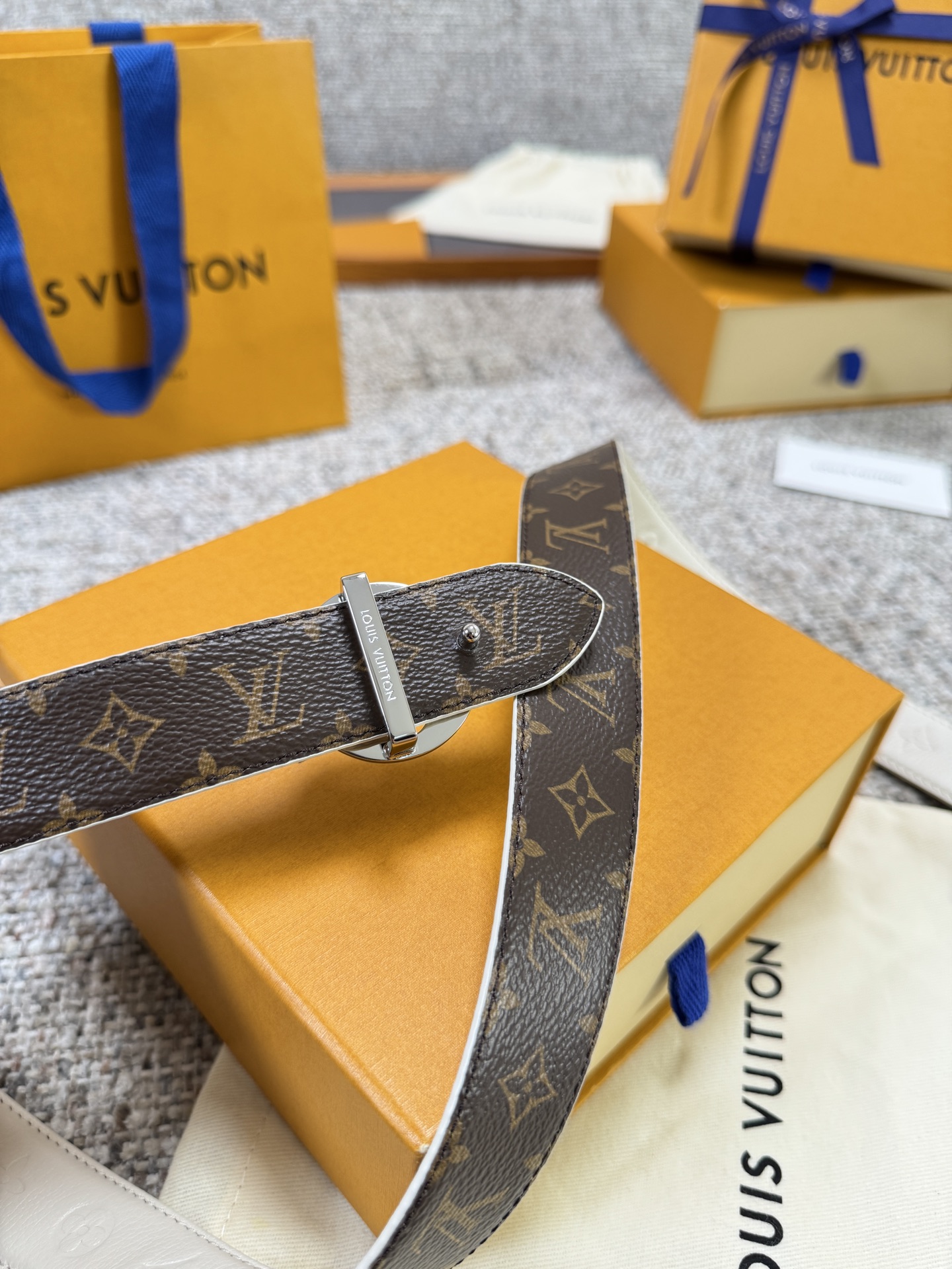 Louis Vuitton LV腰带 FLOWERGRAM ROUND系列 原厂五金 精致手工绘边 柔软