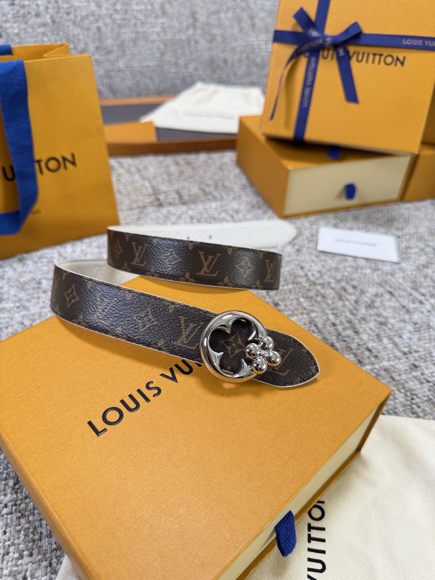 Louis Vuitton LV腰带 FLOWERGRAM ROUND系列 原厂五金 精致手工绘边 柔软