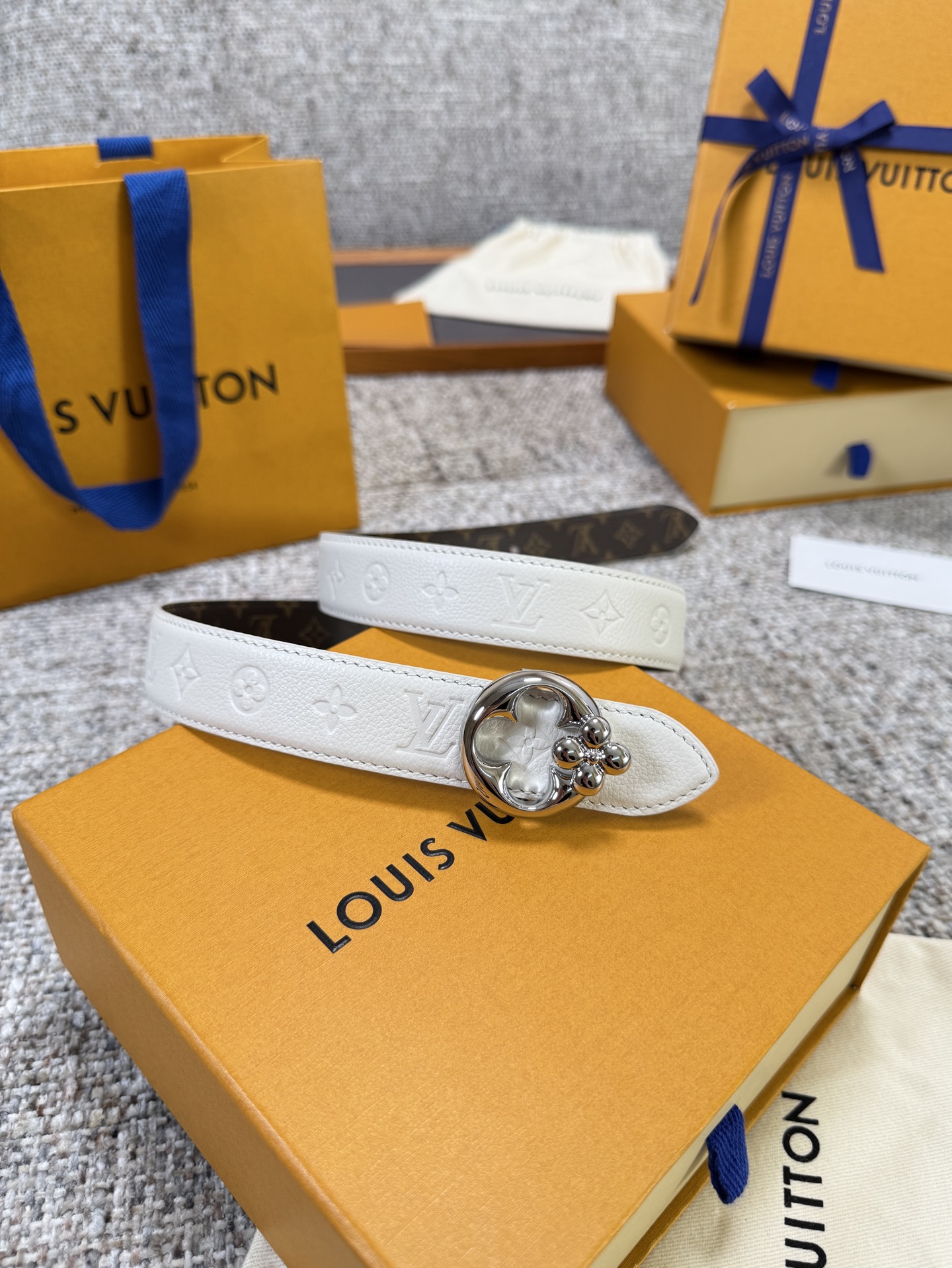 Louis Vuitton LV腰带 FLOWERGRAM ROUND系列 原厂五金 精致手工绘边 柔软