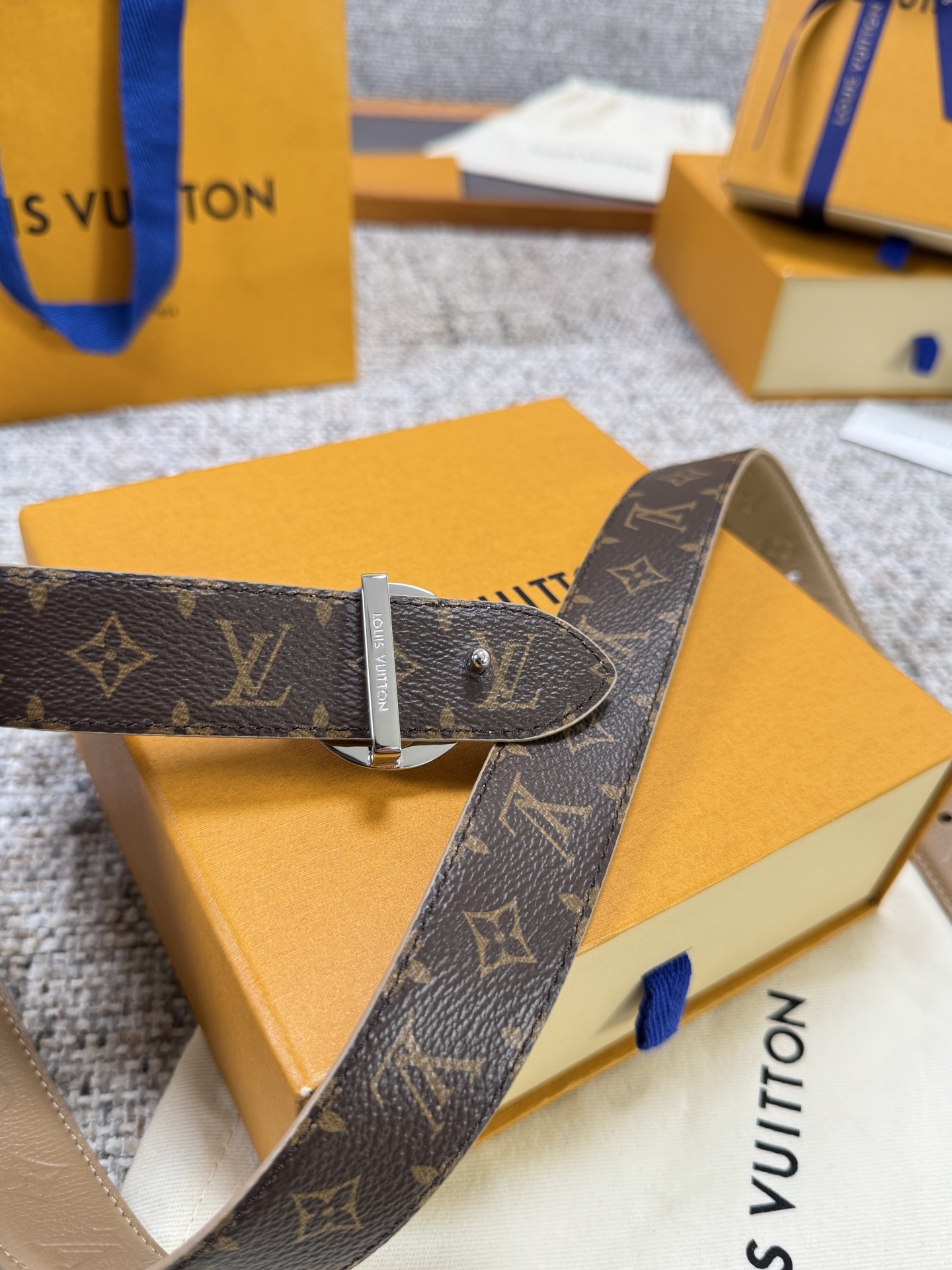 Louis Vuitton LV腰带 FLOWERGRAM ROUND系列 原厂五金 精致手工绘边 柔软