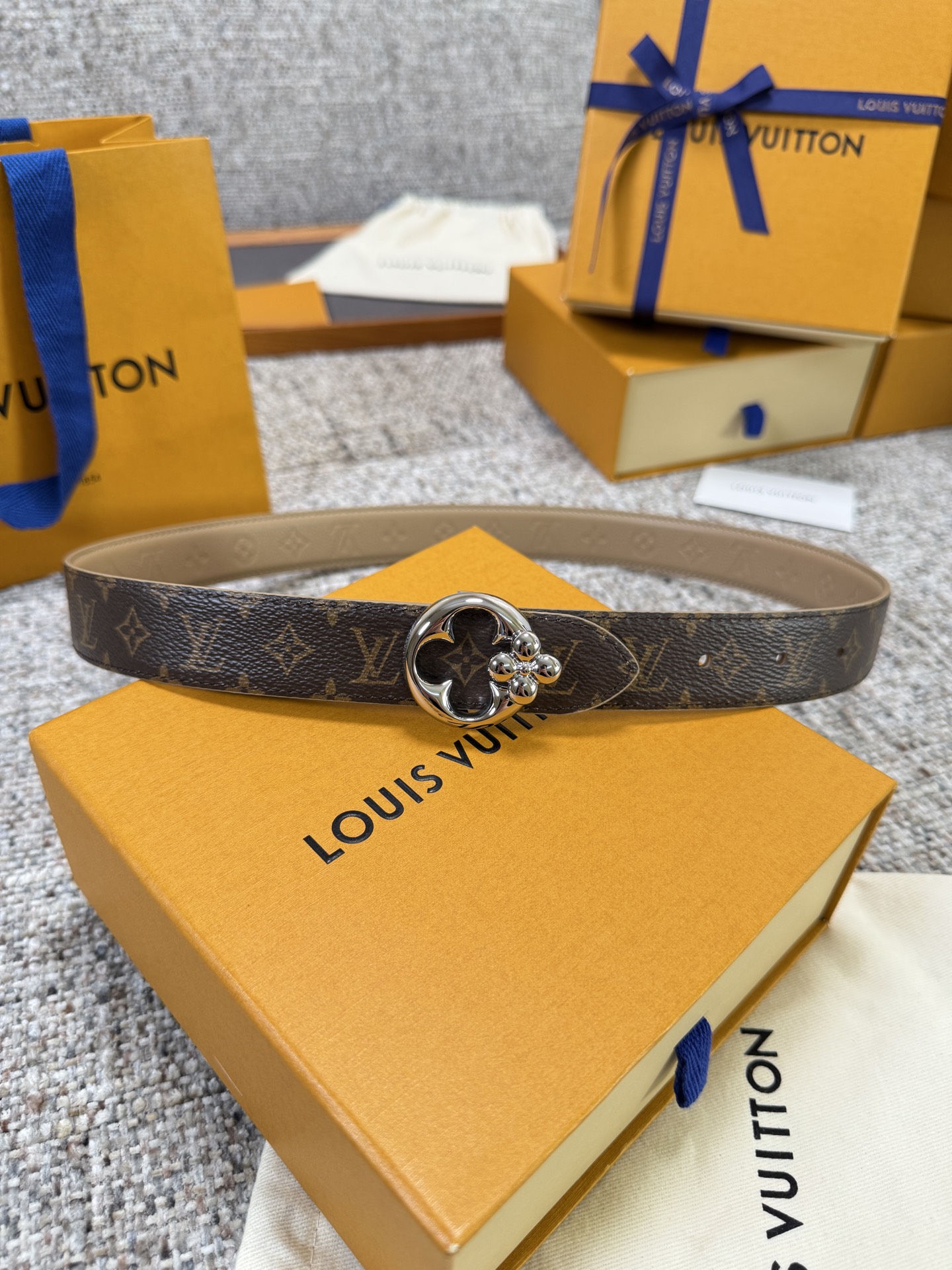 Louis Vuitton LV腰带 FLOWERGRAM ROUND系列 原厂五金 精致手工绘边 柔软