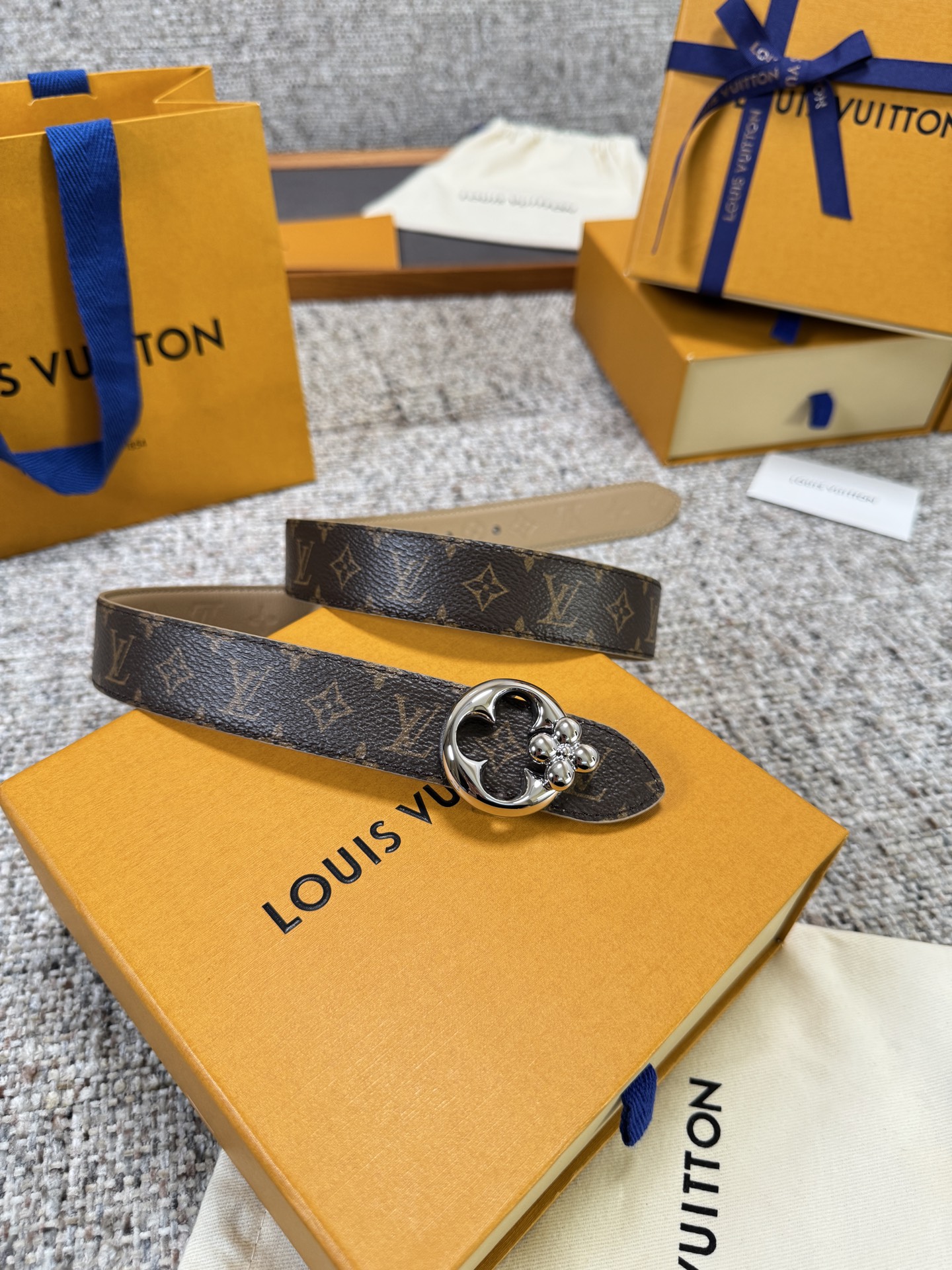 Louis Vuitton LV腰带 FLOWERGRAM ROUND系列 原厂五金 精致手工绘边 柔软