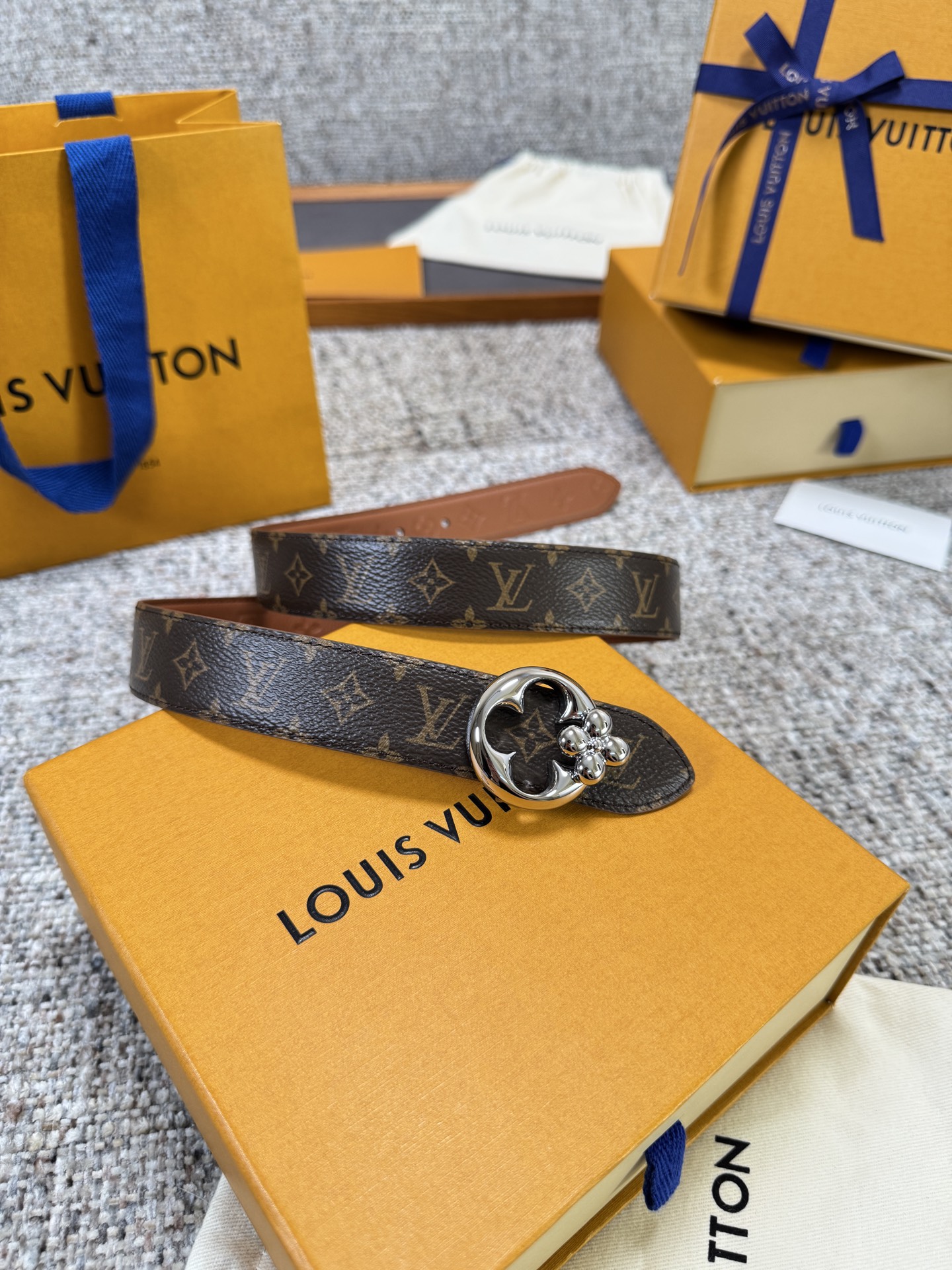 Louis Vuitton LV腰带 FLOWERGRAM ROUND系列 原厂五金 精致手工绘边 柔软