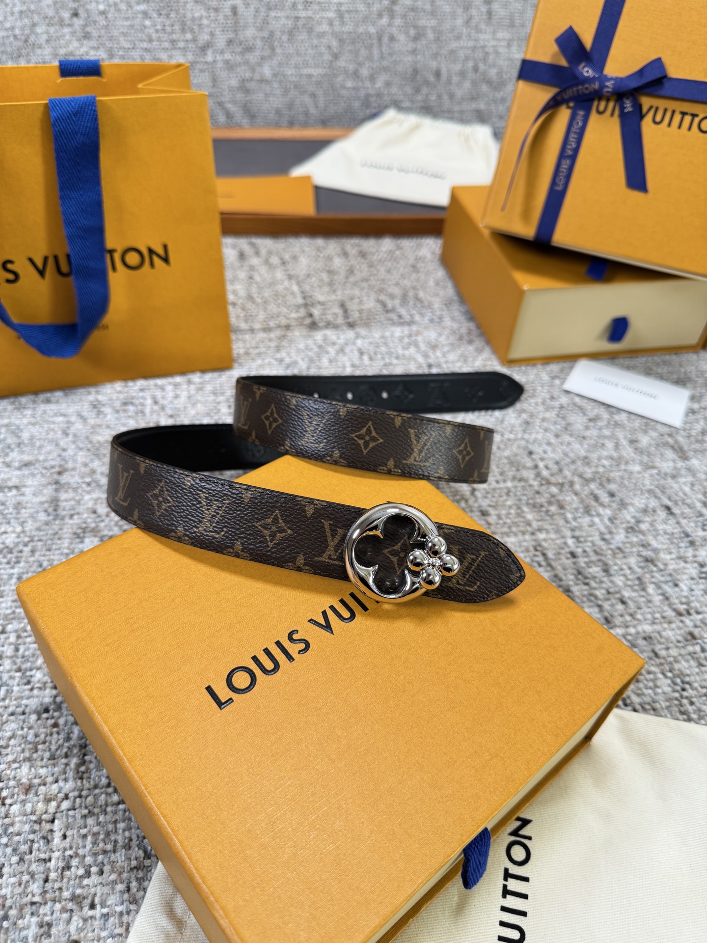 Louis Vuitton LV腰带 FLOWERGRAM ROUND系列 原厂五金 精致手工绘边 柔软