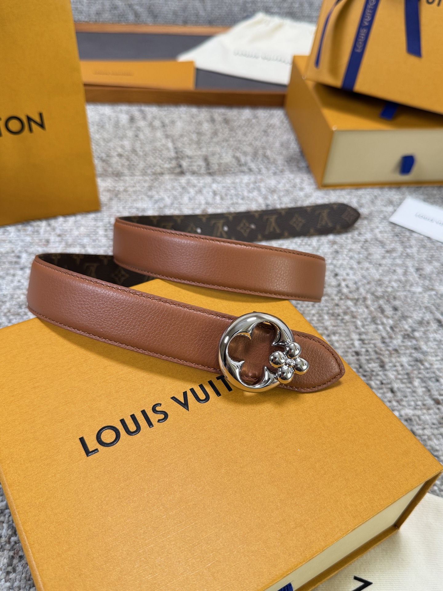 Louis Vuitton LV腰带 FLOWERGRAM ROUND系列 原厂五金 精致手工绘边 柔软