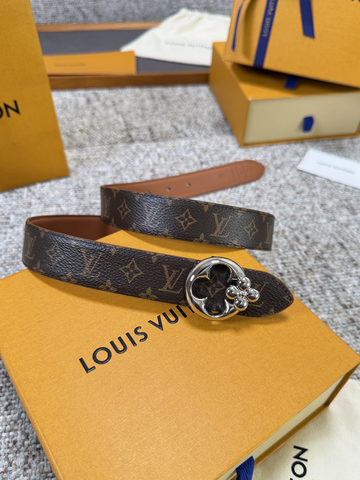 Louis Vuitton LV腰带 FLOWERGRAM ROUND系列 原厂五金 精致手工绘边 柔软
