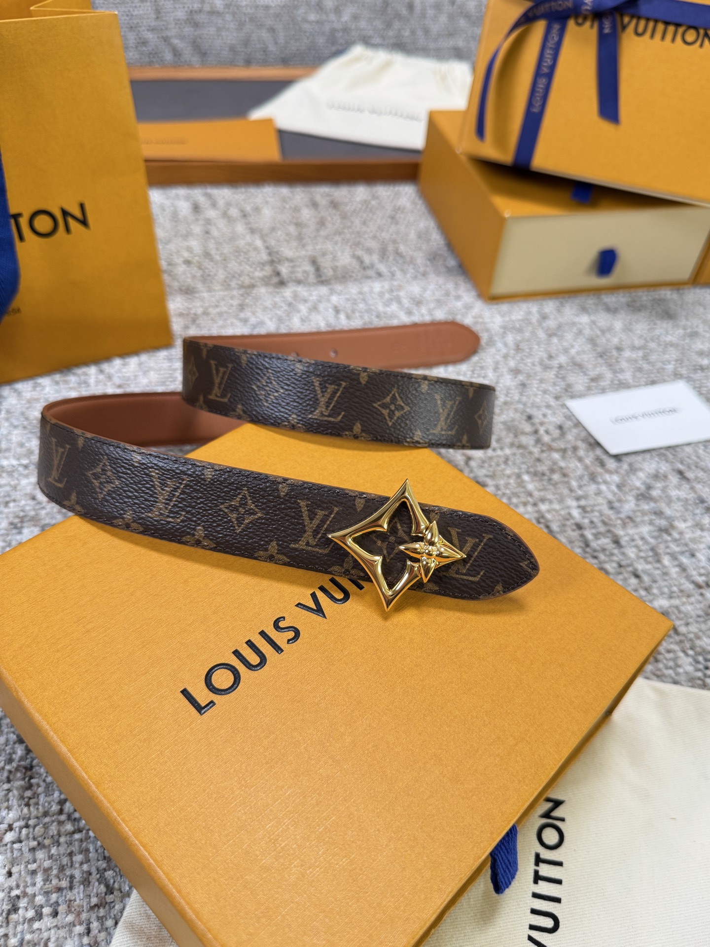 Louis Vuitton LV腰带 FLOWERGRAM 系列 原厂五金 精致手工绘边 柔软舒适 宽3