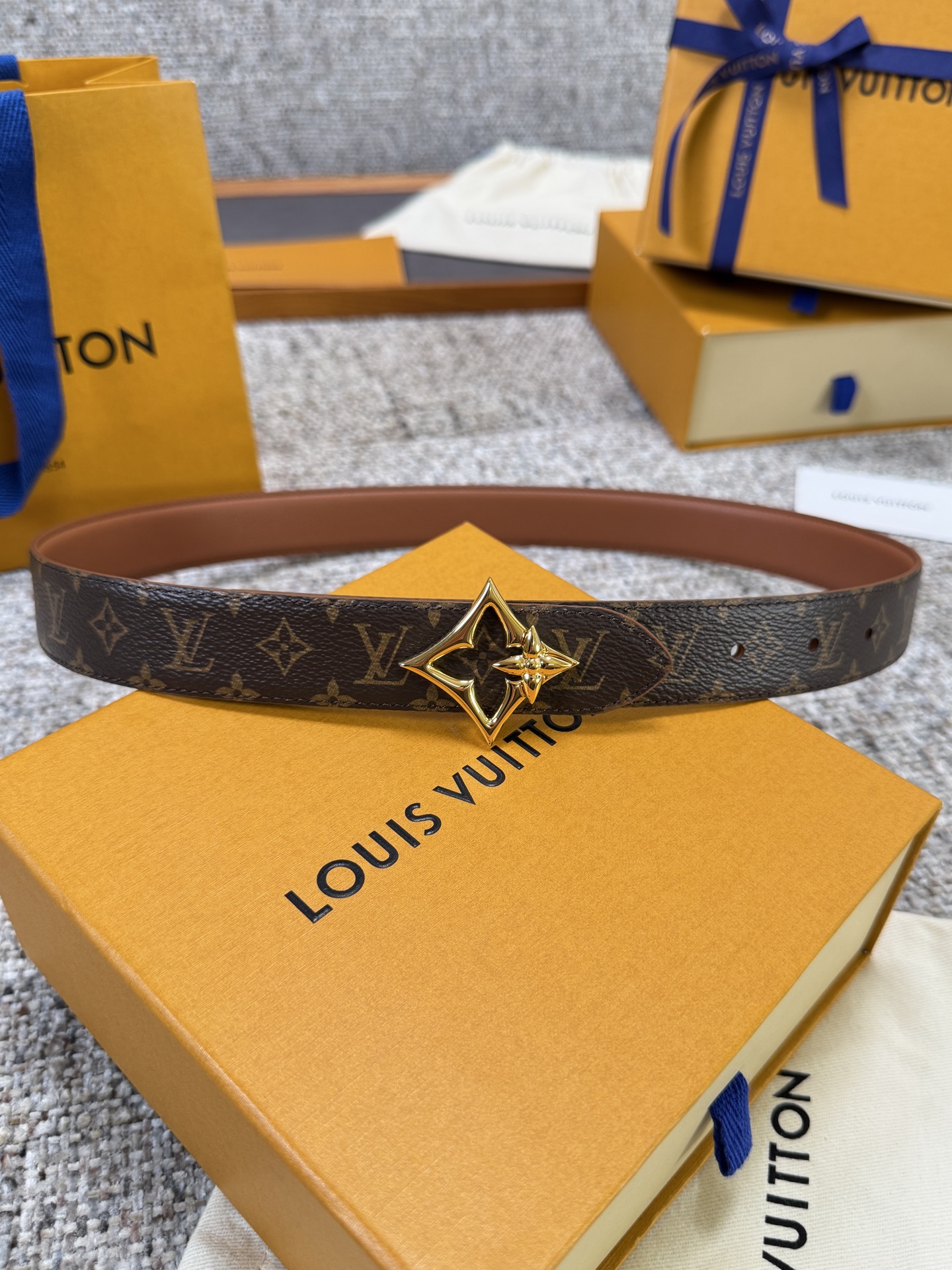 Louis Vuitton LV腰带 FLOWERGRAM 系列 原厂五金 精致手工绘边 柔软舒适 宽3
