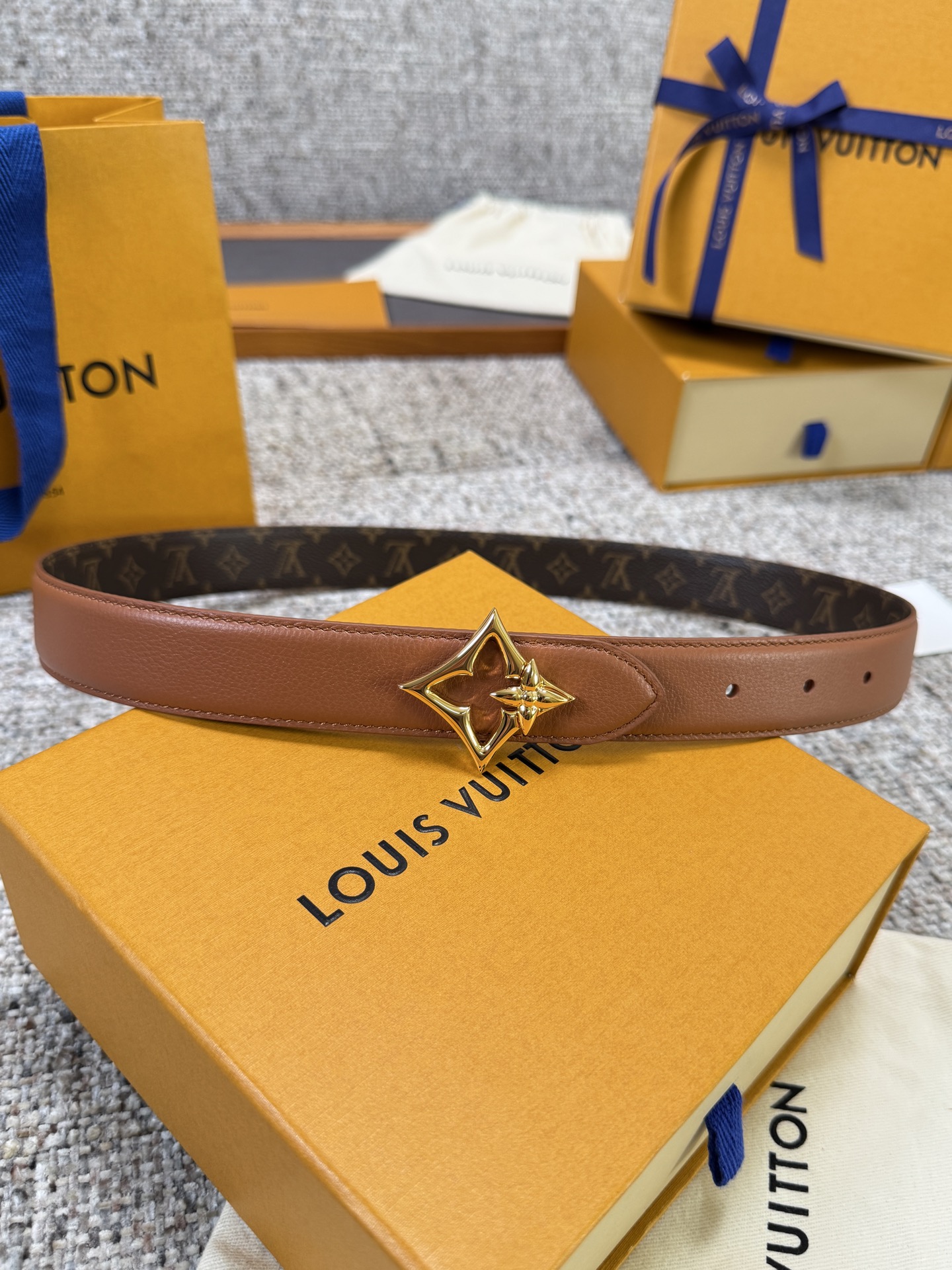 Louis Vuitton LV腰带 FLOWERGRAM 系列 原厂五金 精致手工绘边 柔软舒适 宽3