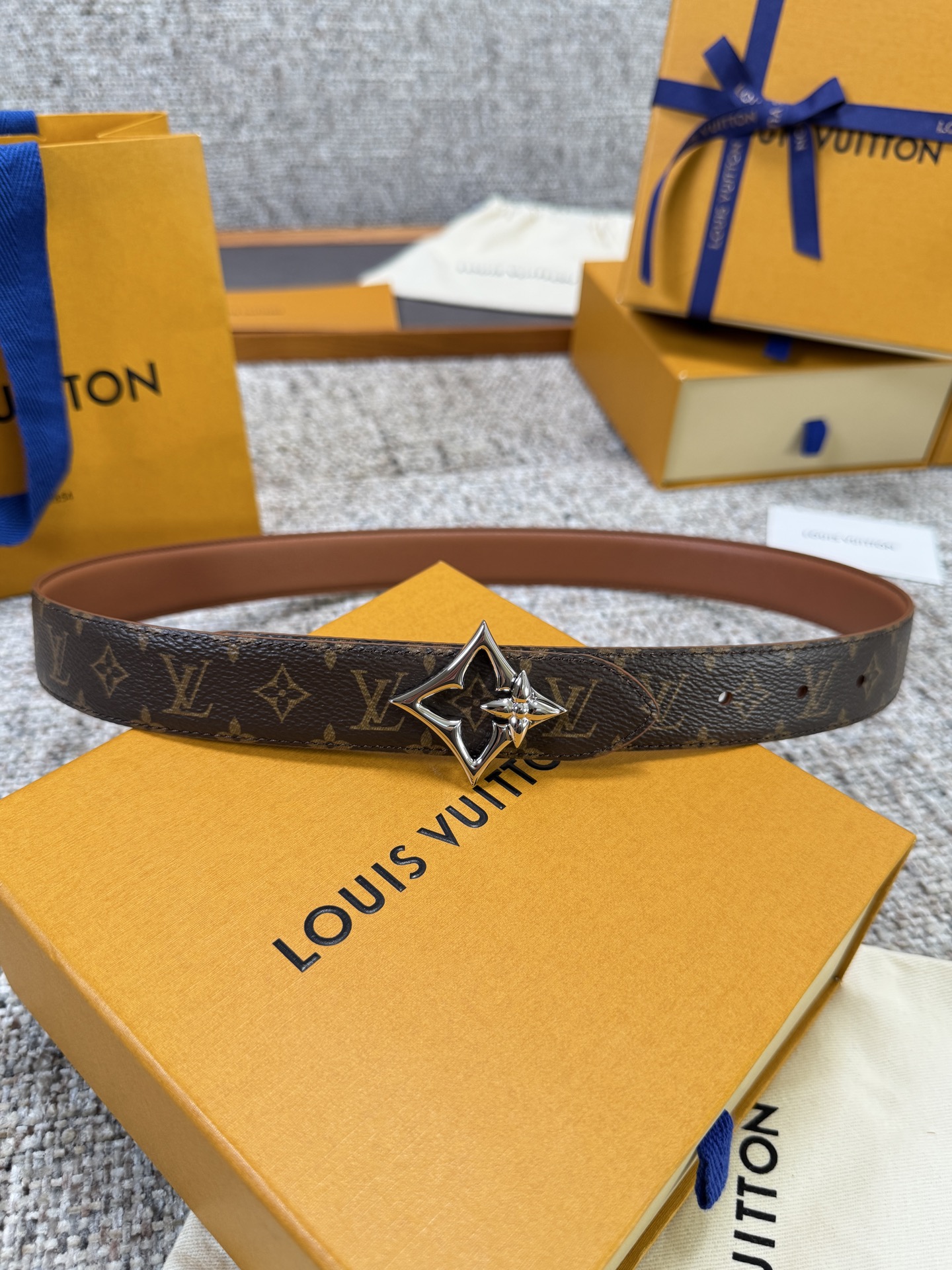 Louis Vuitton LV腰带 FLOWERGRAM 系列 原厂五金 精致手工绘边 柔软舒适 宽3