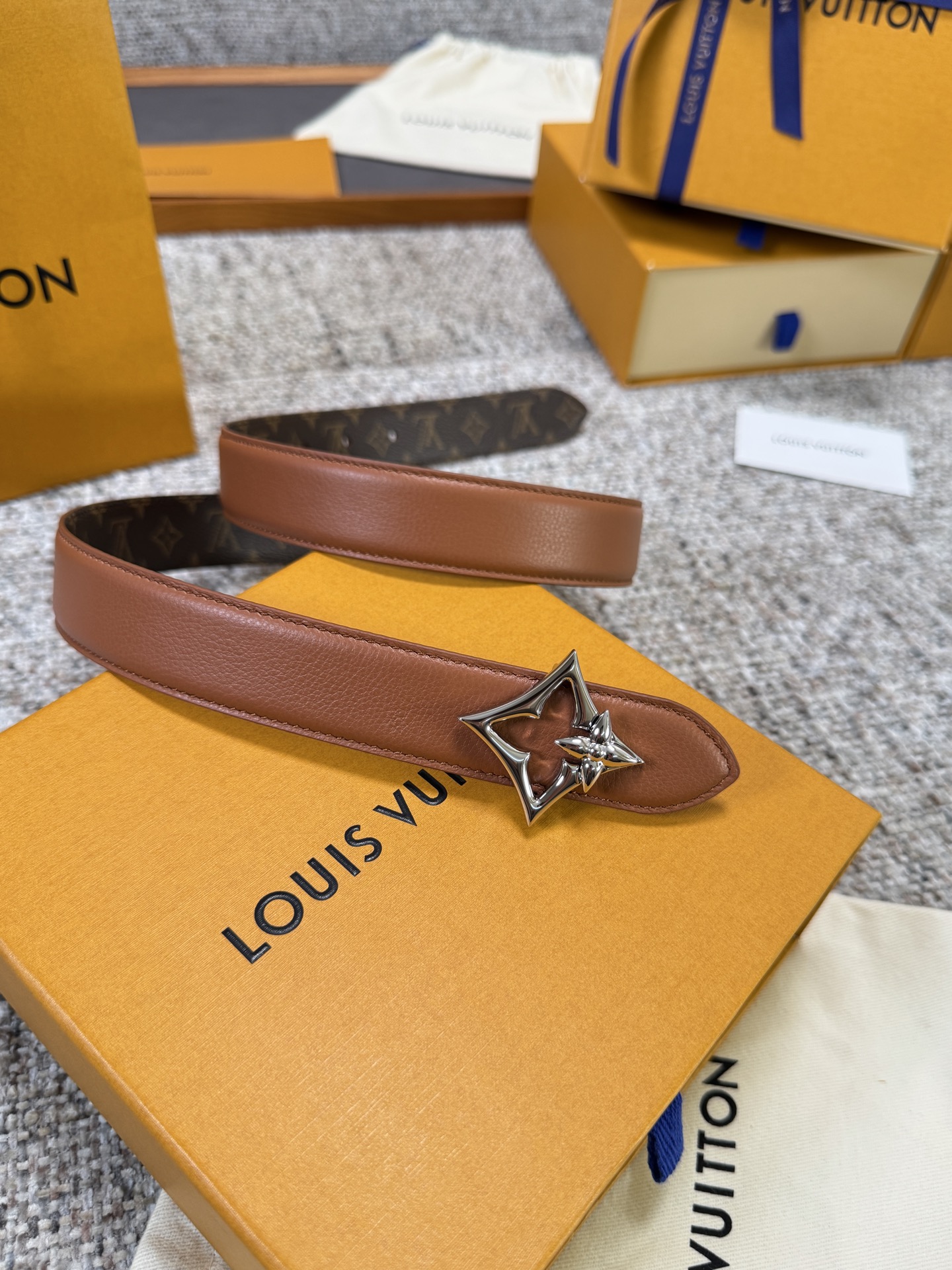 Louis Vuitton LV腰带 FLOWERGRAM 系列 原厂五金 精致手工绘边 柔软舒适 宽3
