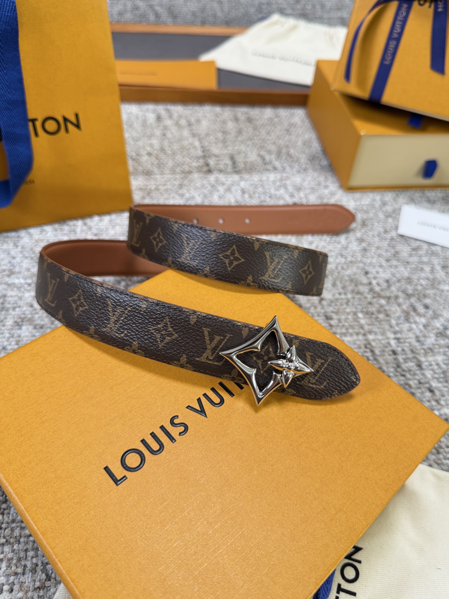 Louis Vuitton LV腰带 FLOWERGRAM 系列 原厂五金 精致手工绘边 柔软舒适 宽3