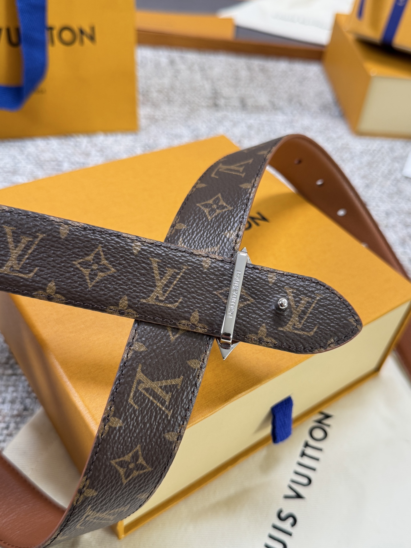 Louis Vuitton LV腰带 FLOWERGRAM 系列 原厂五金 精致手工绘边 柔软舒适 宽3