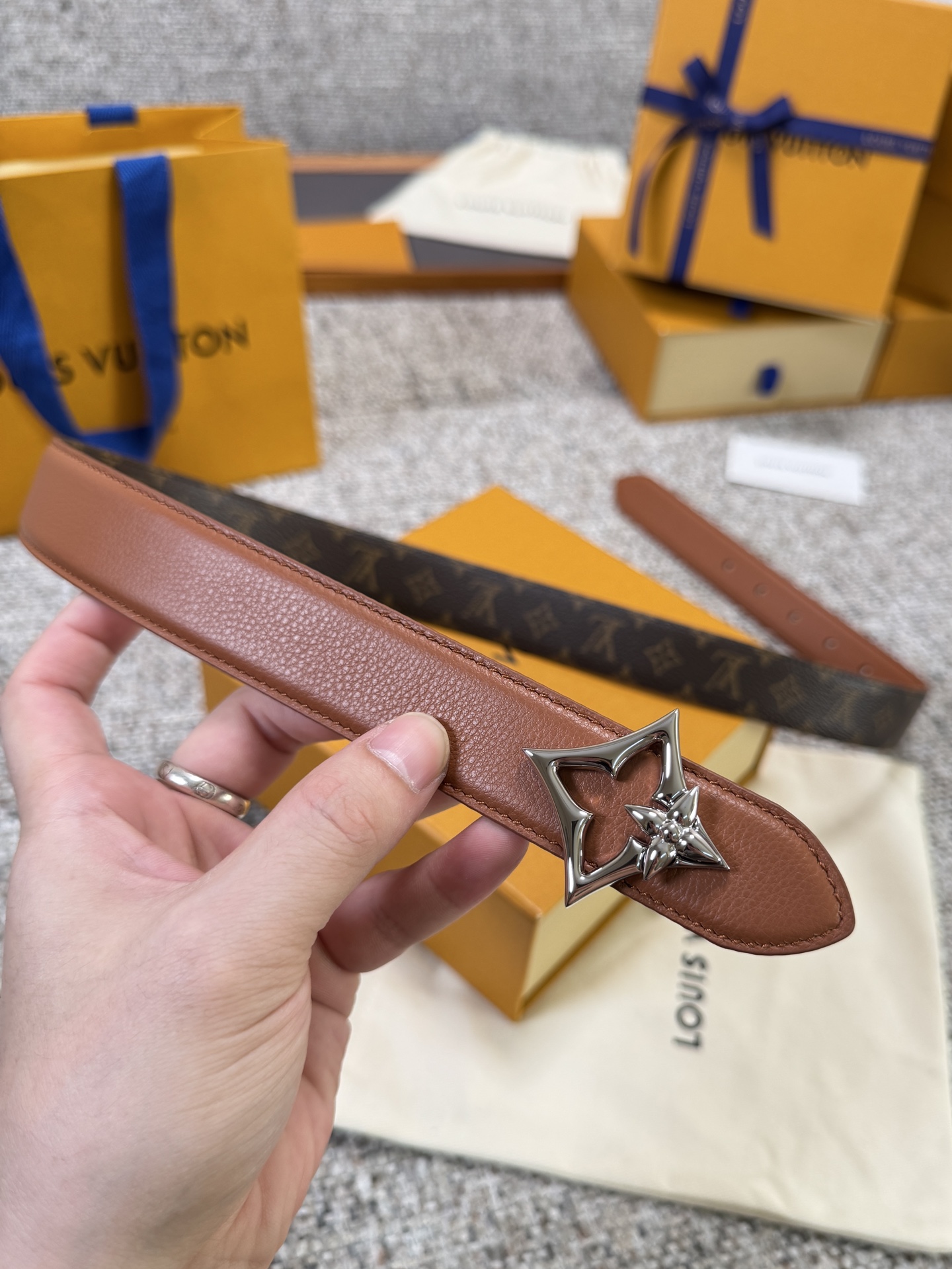 Louis Vuitton LV腰带 FLOWERGRAM 系列 原厂五金 精致手工绘边 柔软舒适 宽3