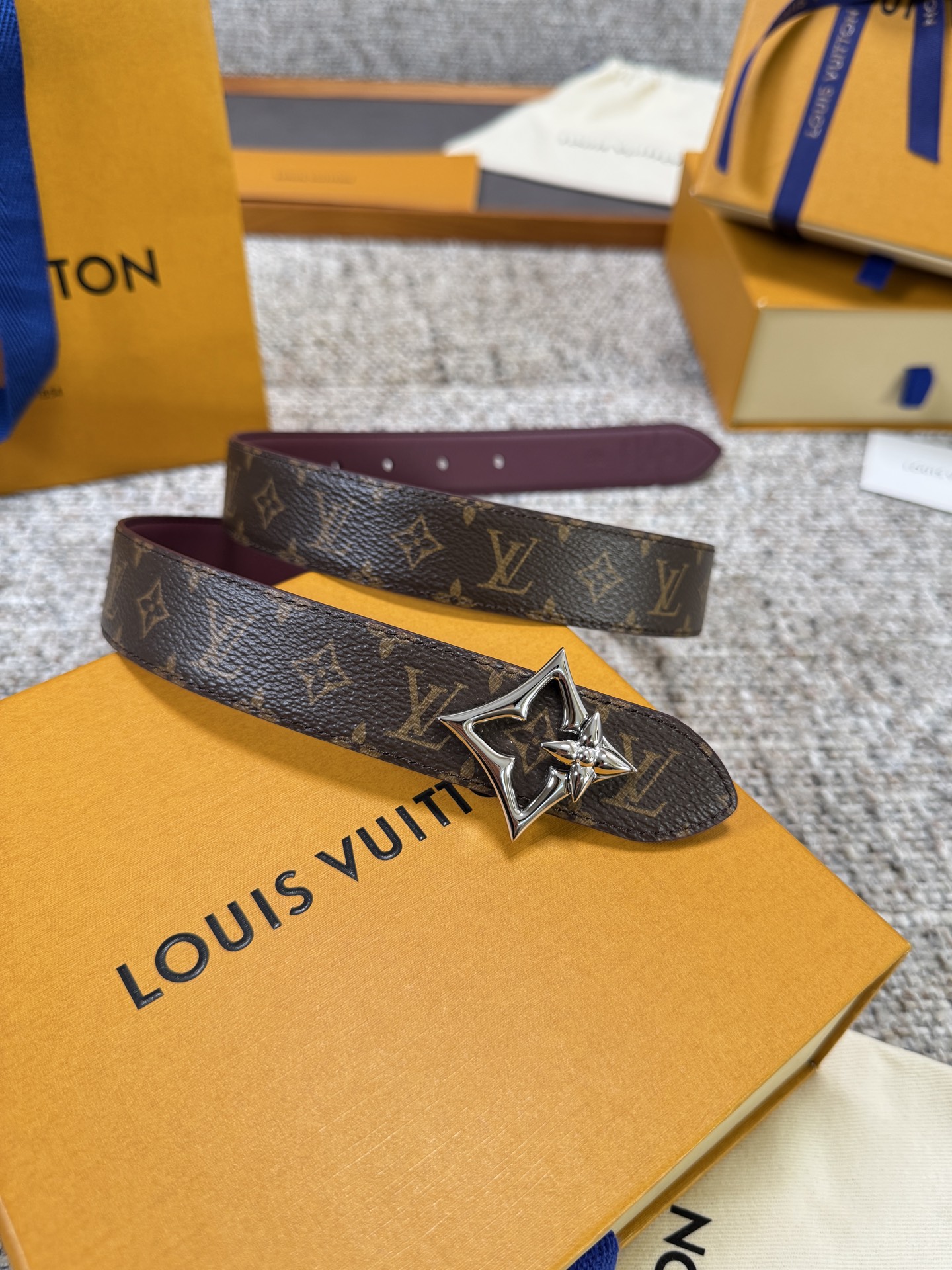 Louis Vuitton LV腰带 FLOWERGRAM 系列 原厂五金 精致手工绘边 柔软舒适 宽3