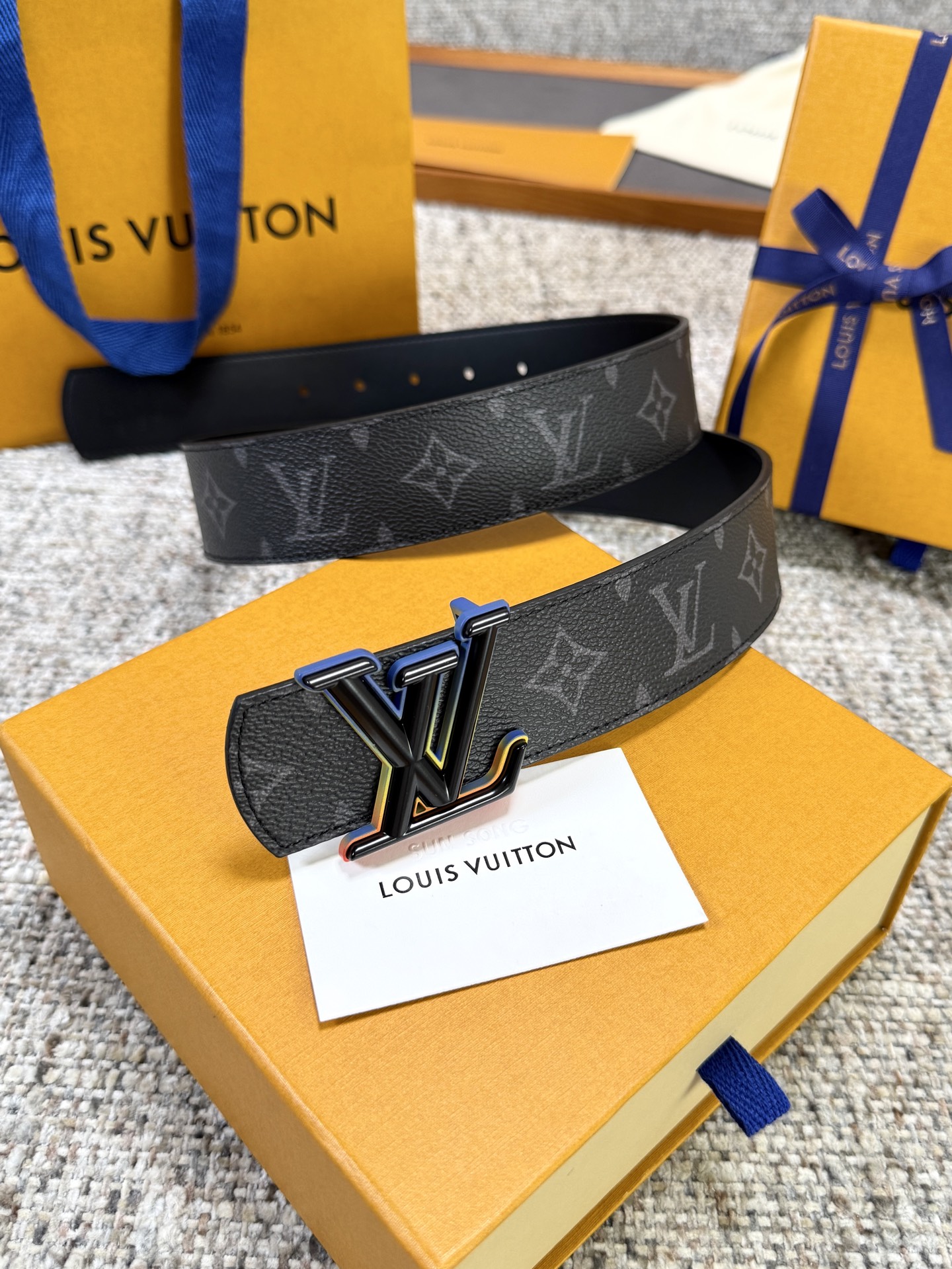 Louis Vuitton LV腰带 Dimension双面腰带系列 原厂五金 精致手工绘边 柔软舒适 宽4.0 Louis Vuitton LV腰带 Dimension双面腰带系列 原厂五金 精致手工绘边 柔软舒适 宽4.0