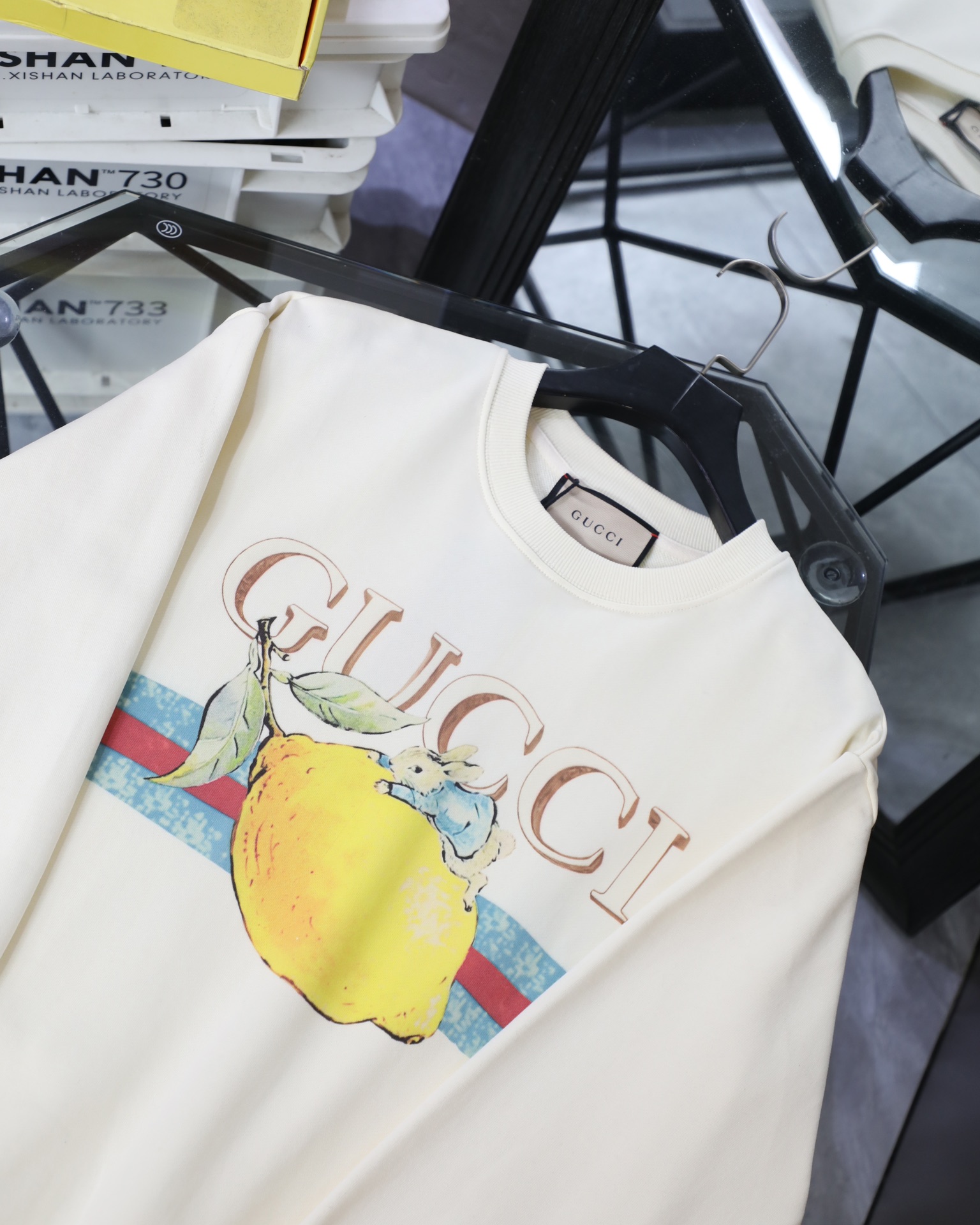 💰125
古驰/GUCCI🍋印花圆领卫衣
款号:702
原版面料官方同款卫衣
定制420克同缸染面料手感非常舒服
春夏最新砖柜同步时尚又个性超级百搭好看的一款男女都非常合适人手必备款
吊牌 领标 水洗麦 三标齐全
颜色: 米色
尺码 肩宽 胸围 袖长 衣长
S: 54 53 22 71
M: 56 55 22.5 73
L: 58 57 23 75
XL: 60 59 23.5 77
体重:
80斤-120斤推荐穿 S
120斤-145斤推荐穿 M
140斤-165斤推荐穿 L
160斤-190斤推荐穿X