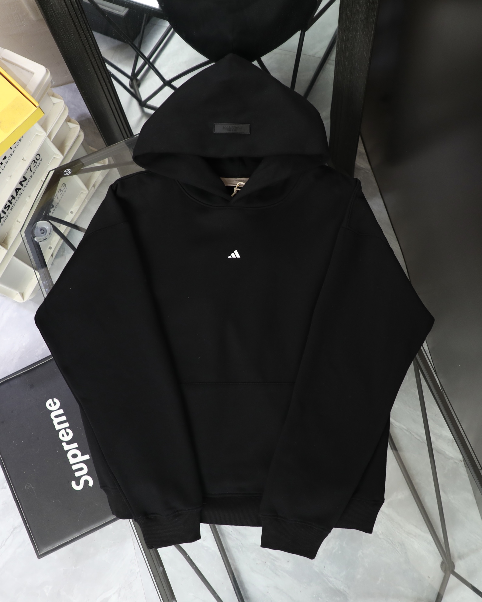 💰155
FEAR OF GOD FOG x NBA 联名 ALL STAR 胶囊系列 LAKERS 胶印字母情侣毛圈连帽卫衣-最高品质


Color：黑色 吉色

Size：S M L XL

Number：258823

独家定制高品质400g 纯棉毛圈面料 
水洗预缩处理 定织定染配套螺纹

优质原版胶印印花 质感厚实 百洗不掉
独家大版型剪裁设计 宽松显瘦

独家定制主标 水洗 吊牌 配置齐全 细节到位


【FOG】

洛杉矶设计师 Jerry Lorenzo 在2013年创立了 Fear Of God，凭借当下大热的成衣作品，包括深受推崇的侧拉链连帽衫、法兰缄村衫、飞行员夹克和超长T恤，这个品牌迅速成为街头风格的地位象征。
Fear Of God 充分发挥优雅而又低调的基本款单品的恒久魅力，将来自从华贵服饰到日常装扮的灵感，注入到男装风潮的纯粹精髓之中。