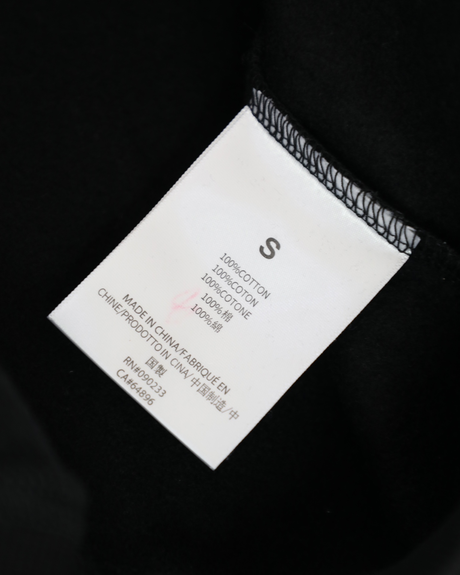 💰155
FEAR OF GOD FOG x NBA 联名 ALL STAR 胶囊系列 LAKERS 胶印字母情侣毛圈连帽卫衣-最高品质


Color：黑色 吉色

Size：S M L XL

Number：258823

独家定制高品质400g 纯棉毛圈面料 
水洗预缩处理 定织定染配套螺纹

优质原版胶印印花 质感厚实 百洗不掉
独家大版型剪裁设计 宽松显瘦

独家定制主标 水洗 吊牌 配置齐全 细节到位


【FOG】

洛杉矶设计师 Jerry Lorenzo 在2013年创立了 Fear Of God，凭借当下大热的成衣作品，包括深受推崇的侧拉链连帽衫、法兰缄村衫、飞行员夹克和超长T恤，这个品牌迅速成为街头风格的地位象征。
Fear Of God 充分发挥优雅而又低调的基本款单品的恒久魅力，将来自从华贵服饰到日常装扮的灵感，注入到男装风潮的纯粹精髓之中。