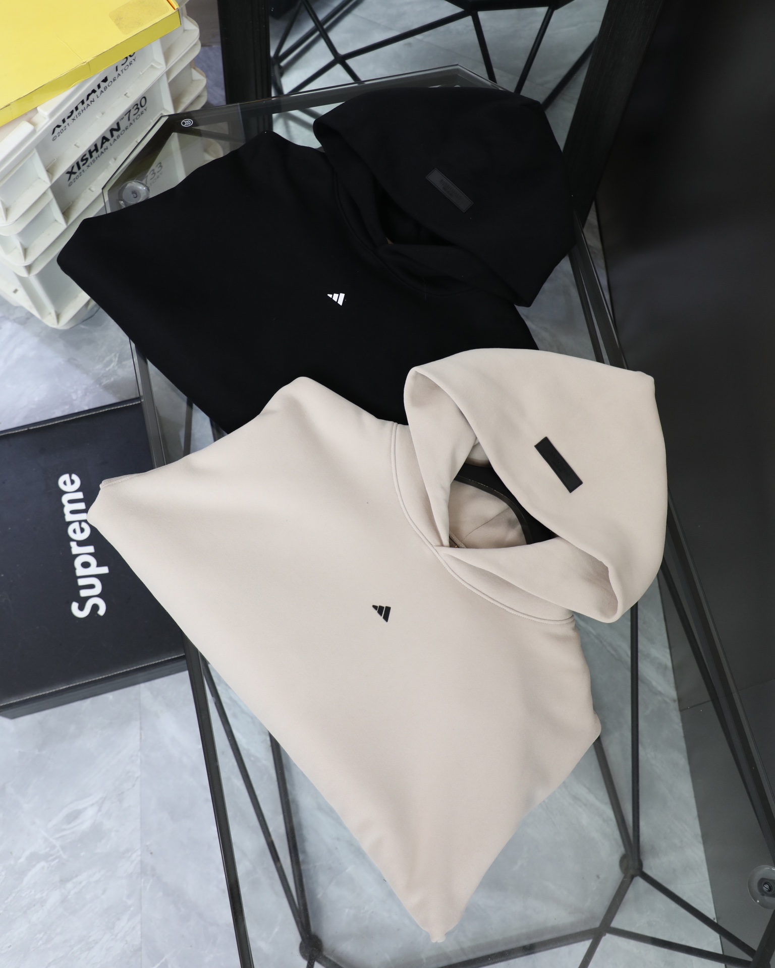 💰155
FEAR OF GOD FOG x NBA 联名 ALL STAR 胶囊系列 LAKERS 胶印字母情侣毛圈连帽卫衣-最高品质


Color：黑色 吉色

Size：S M L XL

Number：258823

独家定制高品质400g 纯棉毛圈面料 
水洗预缩处理 定织定染配套螺纹

优质原版胶印印花 质感厚实 百洗不掉
独家大版型剪裁设计 宽松显瘦

独家定制主标 水洗 吊牌 配置齐全 细节到位


【FOG】

洛杉矶设计师 Jerry Lorenzo 在2013年创立了 Fear Of God，凭借当下大热的成衣作品，包括深受推崇的侧拉链连帽衫、法兰缄村衫、飞行员夹克和超长T恤，这个品牌迅速成为街头风格的地位象征。
Fear Of God 充分发挥优雅而又低调的基本款单品的恒久魅力，将来自从华贵服饰到日常装扮的灵感，注入到男装风潮的纯粹精髓之中。