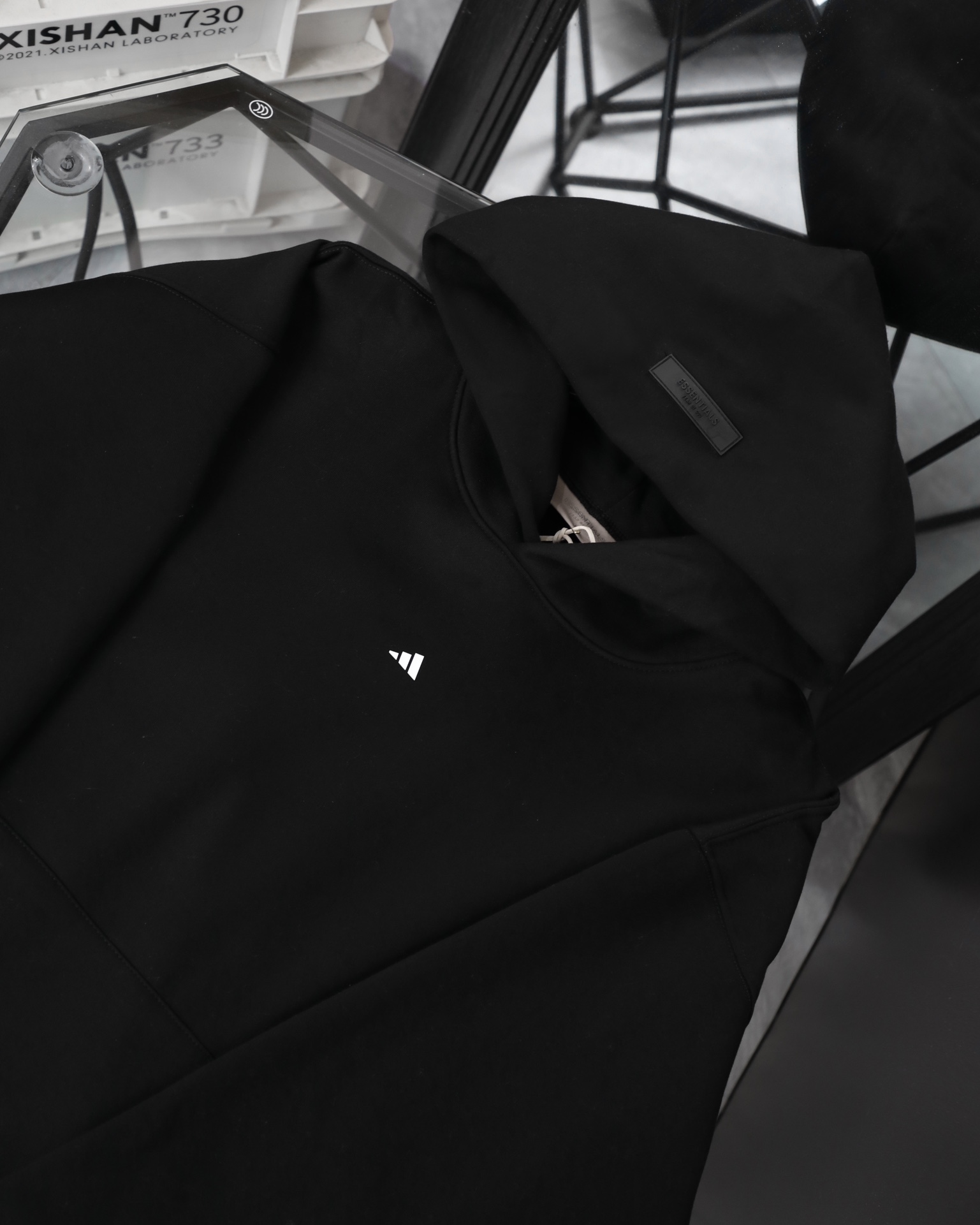 💰155
FEAR OF GOD FOG x NBA 联名 ALL STAR 胶囊系列 LAKERS 胶印字母情侣毛圈连帽卫衣-最高品质


Color：黑色 吉色

Size：S M L XL

Number：258823

独家定制高品质400g 纯棉毛圈面料 
水洗预缩处理 定织定染配套螺纹

优质原版胶印印花 质感厚实 百洗不掉
独家大版型剪裁设计 宽松显瘦

独家定制主标 水洗 吊牌 配置齐全 细节到位


【FOG】

洛杉矶设计师 Jerry Lorenzo 在2013年创立了 Fear Of God，凭借当下大热的成衣作品，包括深受推崇的侧拉链连帽衫、法兰缄村衫、飞行员夹克和超长T恤，这个品牌迅速成为街头风格的地位象征。
Fear Of God 充分发挥优雅而又低调的基本款单品的恒久魅力，将来自从华贵服饰到日常装扮的灵感，注入到男装风潮的纯粹精髓之中。