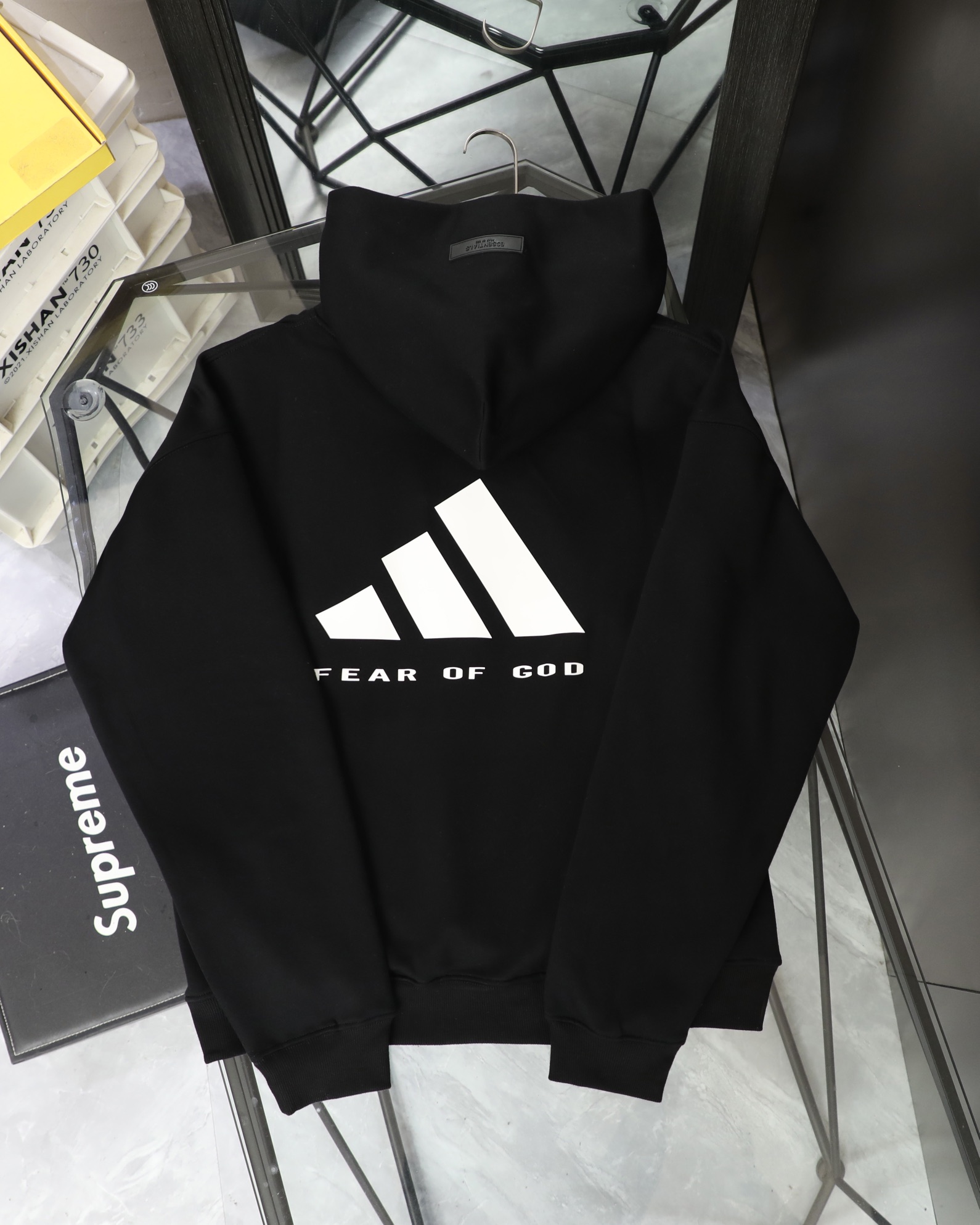 💰155
FEAR OF GOD FOG x NBA 联名 ALL STAR 胶囊系列 LAKERS 胶印字母情侣毛圈连帽卫衣-最高品质


Color：黑色 吉色

Size：S M L XL

Number：258823

独家定制高品质400g 纯棉毛圈面料 
水洗预缩处理 定织定染配套螺纹

优质原版胶印印花 质感厚实 百洗不掉
独家大版型剪裁设计 宽松显瘦

独家定制主标 水洗 吊牌 配置齐全 细节到位


【FOG】

洛杉矶设计师 Jerry Lorenzo 在2013年创立了 Fear Of God，凭借当下大热的成衣作品，包括深受推崇的侧拉链连帽衫、法兰缄村衫、飞行员夹克和超长T恤，这个品牌迅速成为街头风格的地位象征。
Fear Of God 充分发挥优雅而又低调的基本款单品的恒久魅力，将来自从华贵服饰到日常装扮的灵感，注入到男装风潮的纯粹精髓之中。