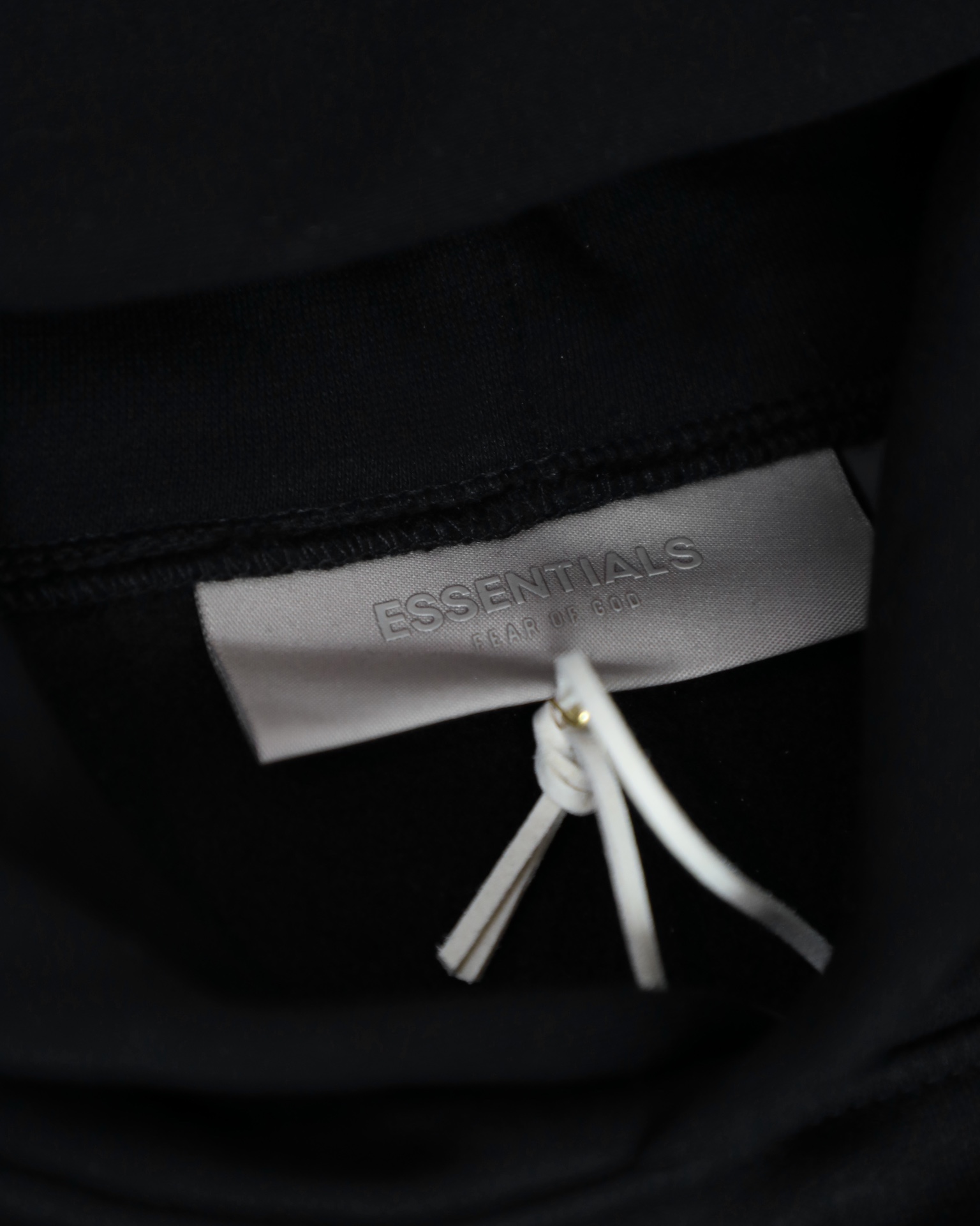 💰155
FEAR OF GOD FOG x NBA 联名 ALL STAR 胶囊系列 LAKERS 胶印字母情侣毛圈连帽卫衣-最高品质


Color：黑色 吉色

Size：S M L XL

Number：258823

独家定制高品质400g 纯棉毛圈面料 
水洗预缩处理 定织定染配套螺纹

优质原版胶印印花 质感厚实 百洗不掉
独家大版型剪裁设计 宽松显瘦

独家定制主标 水洗 吊牌 配置齐全 细节到位


【FOG】

洛杉矶设计师 Jerry Lorenzo 在2013年创立了 Fear Of God，凭借当下大热的成衣作品，包括深受推崇的侧拉链连帽衫、法兰缄村衫、飞行员夹克和超长T恤，这个品牌迅速成为街头风格的地位象征。
Fear Of God 充分发挥优雅而又低调的基本款单品的恒久魅力，将来自从华贵服饰到日常装扮的灵感，注入到男装风潮的纯粹精髓之中。