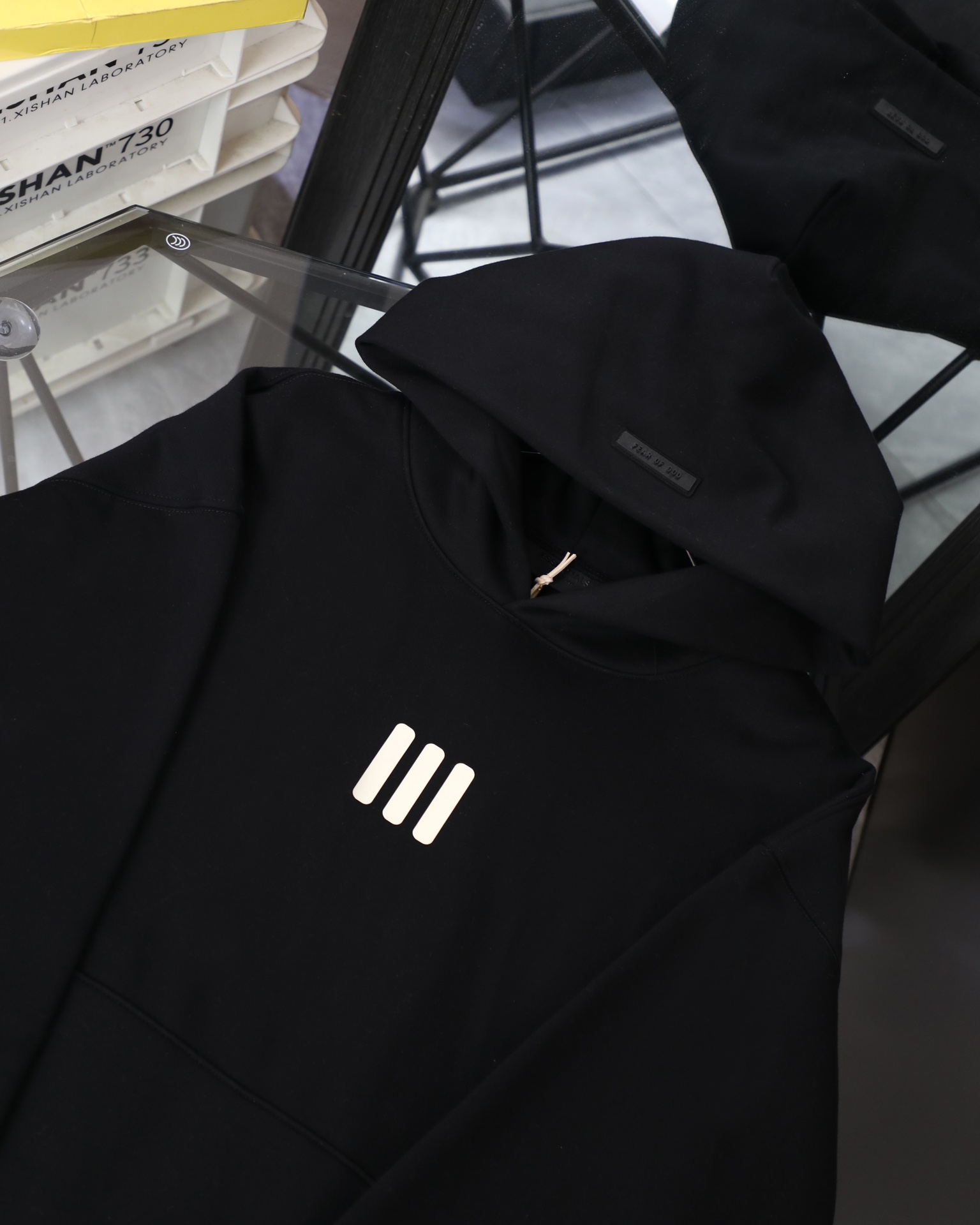 💰155
FEAR OF GOD FOG x NBA 联名 ALL STAR 胶囊系列 LAKERS 胶印字母情侣毛圈连帽卫衣最高品质


Color：黑色 灰色

Size：S M L XL

Number：258827

独家定制高品质400g 纯棉毛圈面料 
水洗预缩处理 定织定染配套螺纹

优质原版胶印印花 质感厚实 百洗不掉
独家大版型剪裁设计 宽松显瘦

独家定制主标 水洗 吊牌 配置齐全 细节到位


【FOG】

洛杉矶设计师 Jerry Lorenzo 在2013年创立了 Fear Of God，凭借当下大热的成衣作品，包括深受推崇的侧拉链连帽衫、法兰缄村衫、飞行员夹克和超长T恤，这个品牌迅速成为街头风格的地位象征。
Fear Of God 充分发挥优雅而又低调的基本款单品的恒久魅力，将来自从华贵服饰到日常装扮的灵感，注入到男装风潮的纯粹精髓之中。