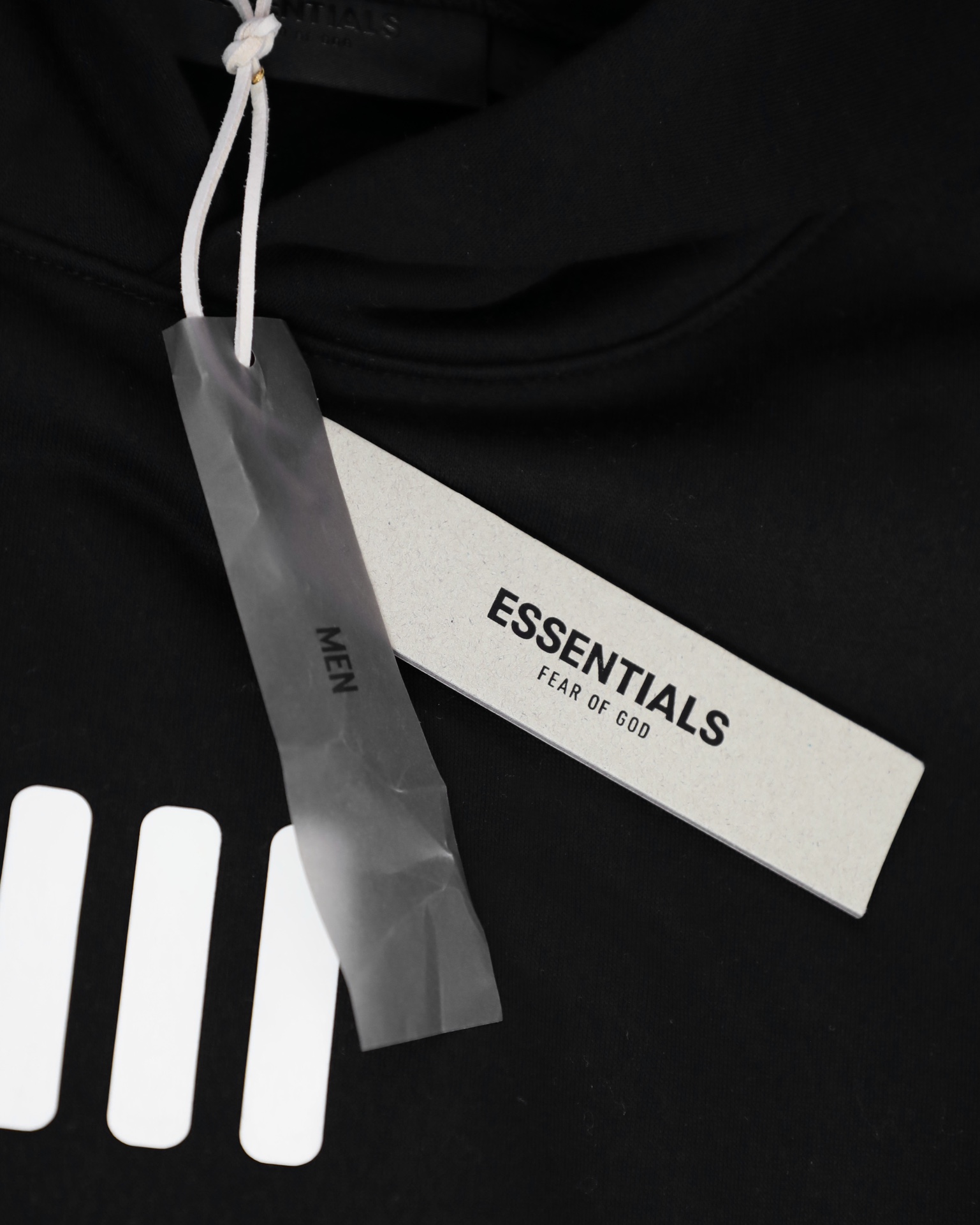 💰155
FEAR OF GOD FOG x NBA 联名 ALL STAR 胶囊系列 LAKERS 胶印字母情侣毛圈连帽卫衣最高品质


Color：黑色 灰色

Size：S M L XL

Number：258827

独家定制高品质400g 纯棉毛圈面料 
水洗预缩处理 定织定染配套螺纹

优质原版胶印印花 质感厚实 百洗不掉
独家大版型剪裁设计 宽松显瘦

独家定制主标 水洗 吊牌 配置齐全 细节到位


【FOG】

洛杉矶设计师 Jerry Lorenzo 在2013年创立了 Fear Of God，凭借当下大热的成衣作品，包括深受推崇的侧拉链连帽衫、法兰缄村衫、飞行员夹克和超长T恤，这个品牌迅速成为街头风格的地位象征。
Fear Of God 充分发挥优雅而又低调的基本款单品的恒久魅力，将来自从华贵服饰到日常装扮的灵感，注入到男装风潮的纯粹精髓之中。