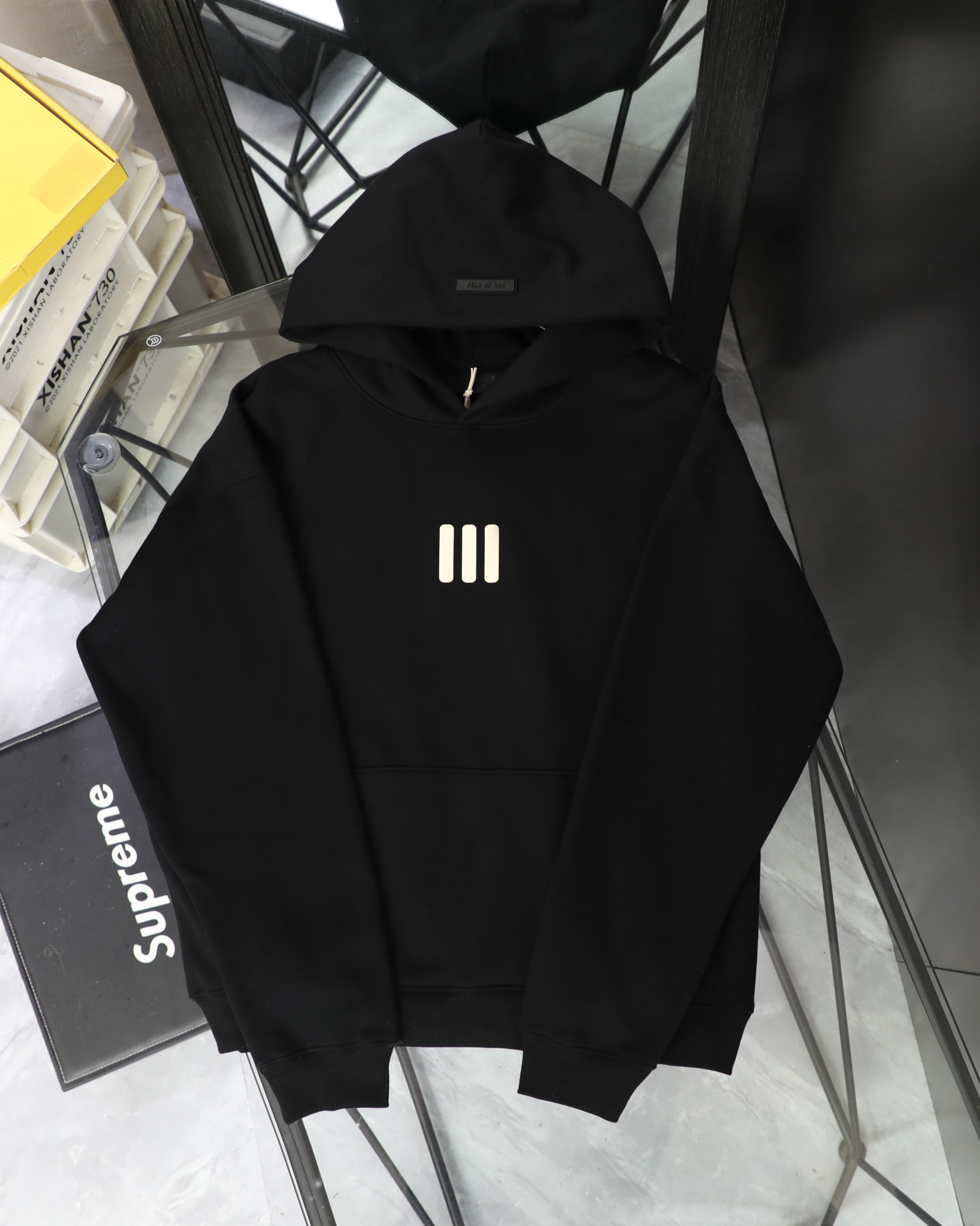 💰155
FEAR OF GOD FOG x NBA 联名 ALL STAR 胶囊系列 LAKERS 胶印字母情侣毛圈连帽卫衣最高品质


Color：黑色 灰色

Size：S M L XL

Number：258827

独家定制高品质400g 纯棉毛圈面料 
水洗预缩处理 定织定染配套螺纹

优质原版胶印印花 质感厚实 百洗不掉
独家大版型剪裁设计 宽松显瘦

独家定制主标 水洗 吊牌 配置齐全 细节到位


【FOG】

洛杉矶设计师 Jerry Lorenzo 在2013年创立了 Fear Of God，凭借当下大热的成衣作品，包括深受推崇的侧拉链连帽衫、法兰缄村衫、飞行员夹克和超长T恤，这个品牌迅速成为街头风格的地位象征。
Fear Of God 充分发挥优雅而又低调的基本款单品的恒久魅力，将来自从华贵服饰到日常装扮的灵感，注入到男装风潮的纯粹精髓之中。