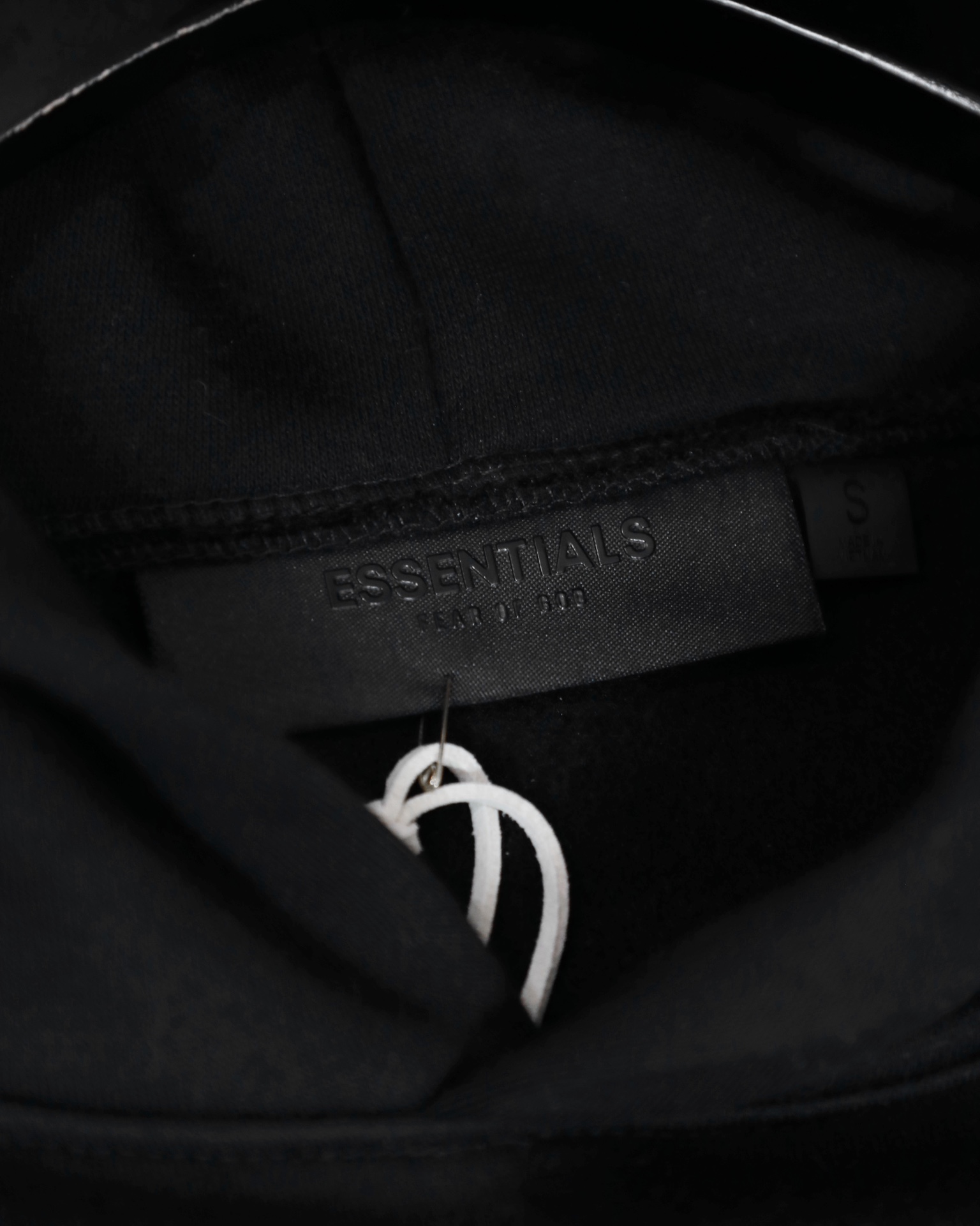 💰155
FEAR OF GOD FOG x NBA 联名 ALL STAR 胶囊系列 LAKERS 胶印字母情侣毛圈连帽卫衣最高品质


Color：黑色 灰色

Size：S M L XL

Number：258827

独家定制高品质400g 纯棉毛圈面料 
水洗预缩处理 定织定染配套螺纹

优质原版胶印印花 质感厚实 百洗不掉
独家大版型剪裁设计 宽松显瘦

独家定制主标 水洗 吊牌 配置齐全 细节到位


【FOG】

洛杉矶设计师 Jerry Lorenzo 在2013年创立了 Fear Of God，凭借当下大热的成衣作品，包括深受推崇的侧拉链连帽衫、法兰缄村衫、飞行员夹克和超长T恤，这个品牌迅速成为街头风格的地位象征。
Fear Of God 充分发挥优雅而又低调的基本款单品的恒久魅力，将来自从华贵服饰到日常装扮的灵感，注入到男装风潮的纯粹精髓之中。