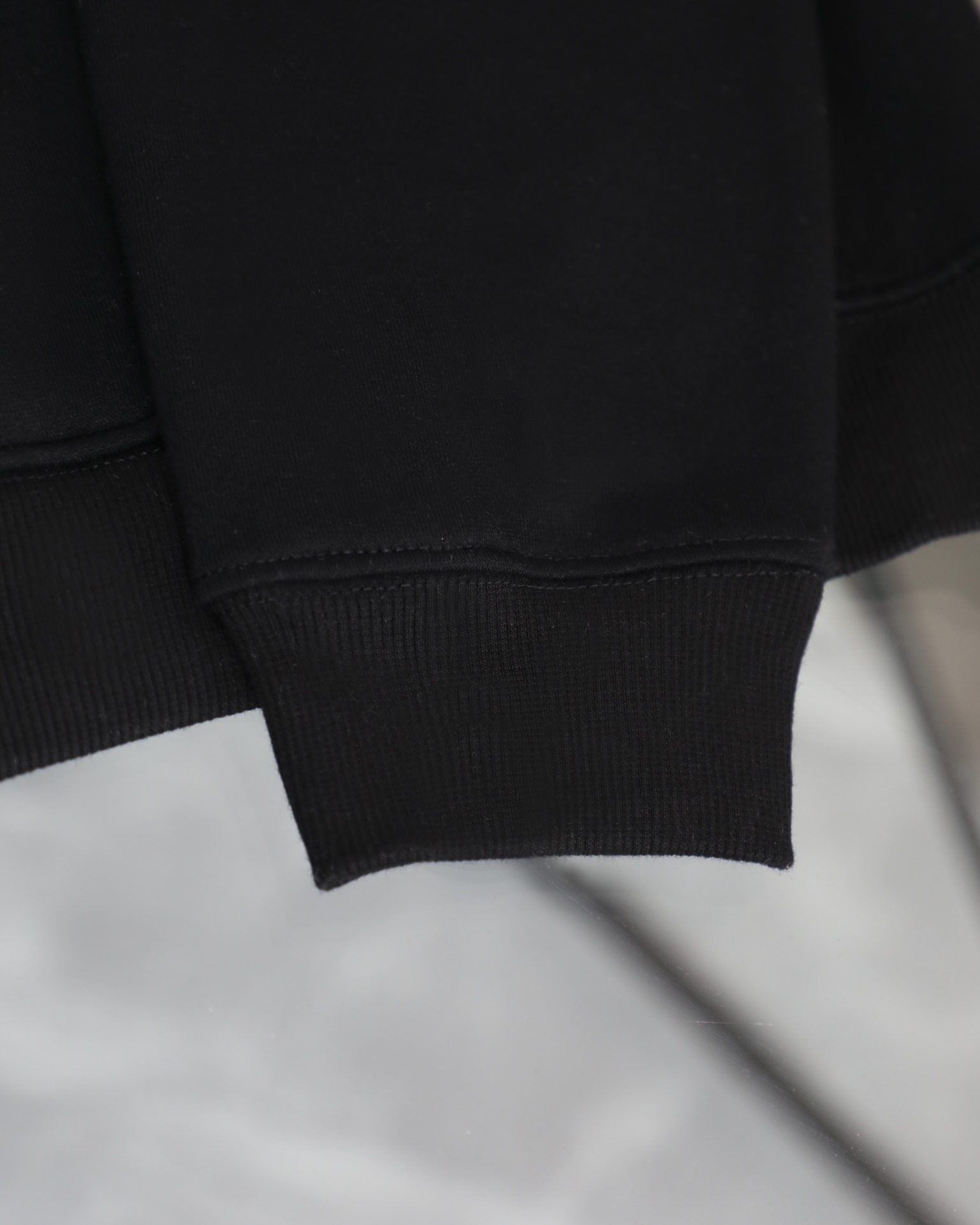 💰155
FEAR OF GOD FOG x NBA 联名 ALL STAR 胶囊系列 LAKERS 胶印字母情侣毛圈连帽卫衣最高品质


Color：黑色 灰色

Size：S M L XL

Number：258827

独家定制高品质400g 纯棉毛圈面料 
水洗预缩处理 定织定染配套螺纹

优质原版胶印印花 质感厚实 百洗不掉
独家大版型剪裁设计 宽松显瘦

独家定制主标 水洗 吊牌 配置齐全 细节到位


【FOG】

洛杉矶设计师 Jerry Lorenzo 在2013年创立了 Fear Of God，凭借当下大热的成衣作品，包括深受推崇的侧拉链连帽衫、法兰缄村衫、飞行员夹克和超长T恤，这个品牌迅速成为街头风格的地位象征。
Fear Of God 充分发挥优雅而又低调的基本款单品的恒久魅力，将来自从华贵服饰到日常装扮的灵感，注入到男装风潮的纯粹精髓之中。