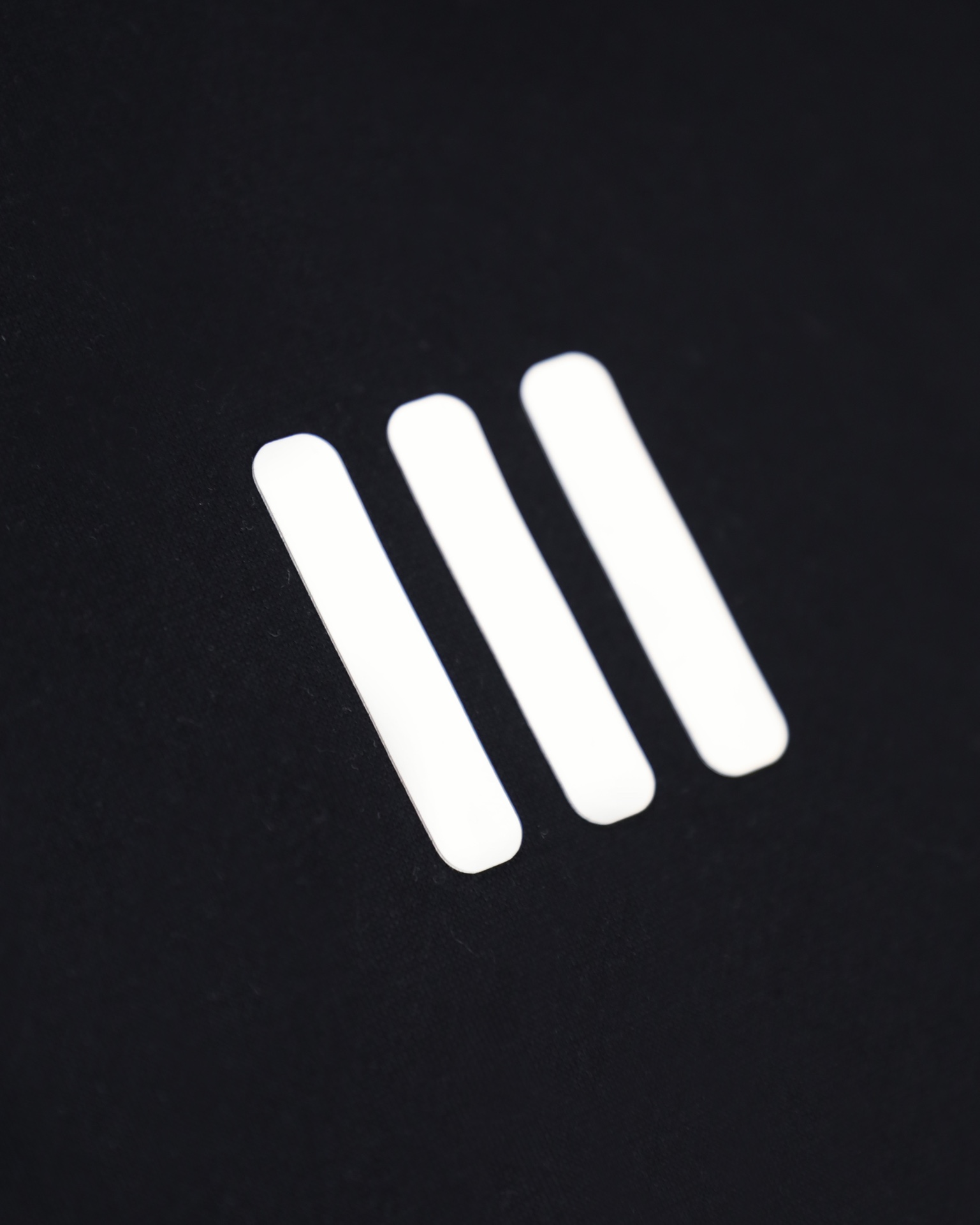 💰155
FEAR OF GOD FOG x NBA 联名 ALL STAR 胶囊系列 LAKERS 胶印字母情侣毛圈连帽卫衣最高品质


Color：黑色 灰色

Size：S M L XL

Number：258827

独家定制高品质400g 纯棉毛圈面料 
水洗预缩处理 定织定染配套螺纹

优质原版胶印印花 质感厚实 百洗不掉
独家大版型剪裁设计 宽松显瘦

独家定制主标 水洗 吊牌 配置齐全 细节到位


【FOG】

洛杉矶设计师 Jerry Lorenzo 在2013年创立了 Fear Of God，凭借当下大热的成衣作品，包括深受推崇的侧拉链连帽衫、法兰缄村衫、飞行员夹克和超长T恤，这个品牌迅速成为街头风格的地位象征。
Fear Of God 充分发挥优雅而又低调的基本款单品的恒久魅力，将来自从华贵服饰到日常装扮的灵感，注入到男装风潮的纯粹精髓之中。