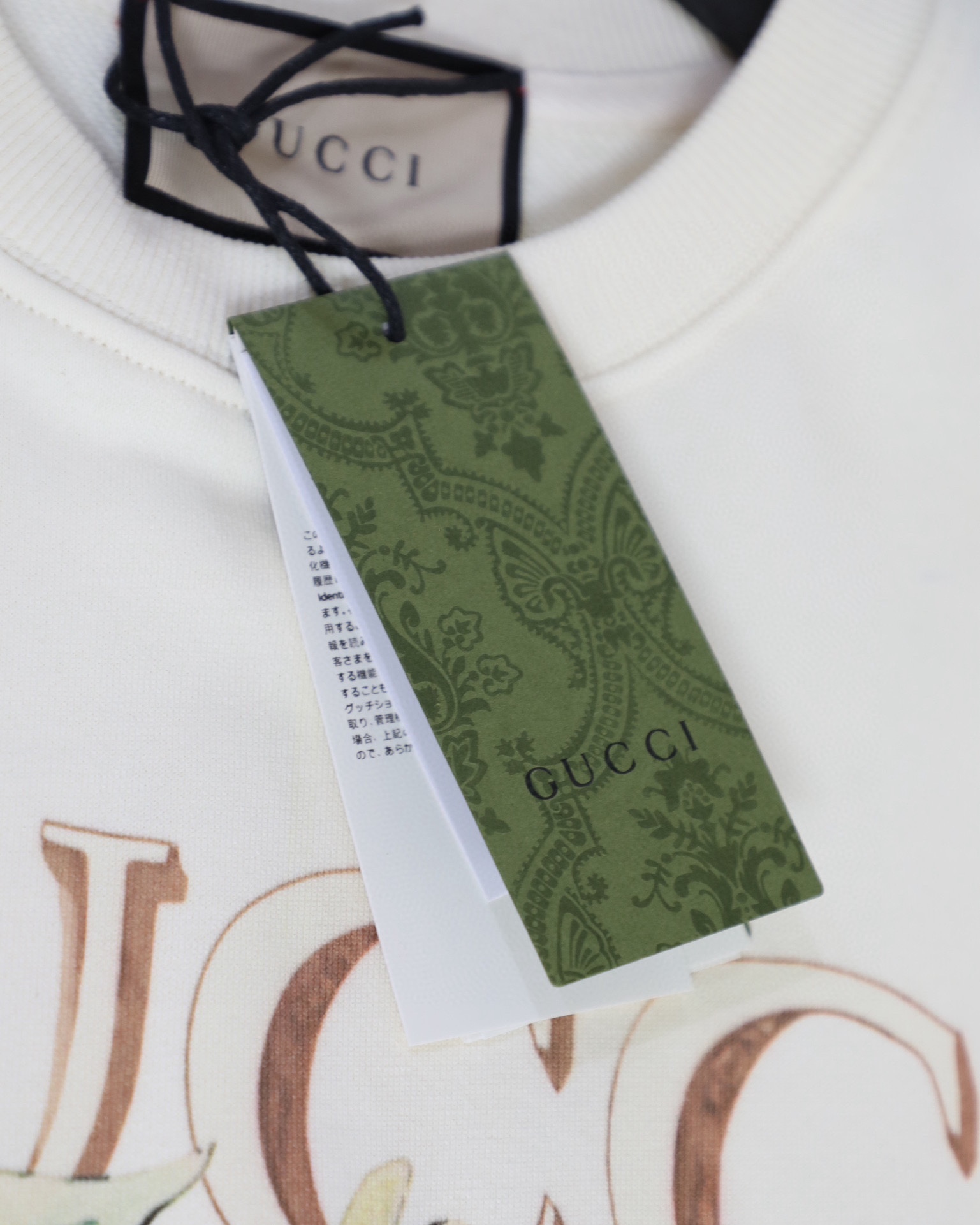💰125
古驰/GUCCI🍋印花圆领卫衣
款号：702
原版面料官方同款卫衣
定制420克同缸染面料手感非常舒服
春夏最新砖柜同步时尚又个性超级百搭好看的一款男女都非常合适人手必备款
吊牌 领标 水洗麦 三标齐全
颜色: 米色
尺码     肩宽     胸围     袖长     衣长
S:         54        53        22         71
M:        56        55        22.5      73
L:         58        57        23         75
XL:      60        59        23.5       77
体重：
80斤-120斤推荐穿 S
120斤-145斤推荐穿 M
140斤-165斤推荐穿 L
 160斤-190斤推荐穿X