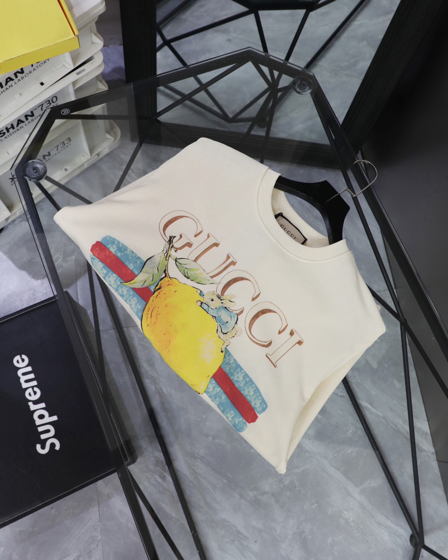 💰125
古驰/GUCCI🍋印花圆领卫衣
款号：702
原版面料官方同款卫衣
定制420克同缸染面料手感非常舒服
春夏最新砖柜同步时尚又个性超级百搭好看的一款男女都非常合适人手必备款
吊牌 领标 水洗麦 三标齐全
颜色: 米色
尺码     肩宽     胸围     袖长     衣长
S:         54        53        22         71
M:        56        55        22.5      73
L:         58        57        23         75
XL:      60        59        23.5       77
体重：
80斤-120斤推荐穿 S
120斤-145斤推荐穿 M
140斤-165斤推荐穿 L
 160斤-190斤推荐穿X