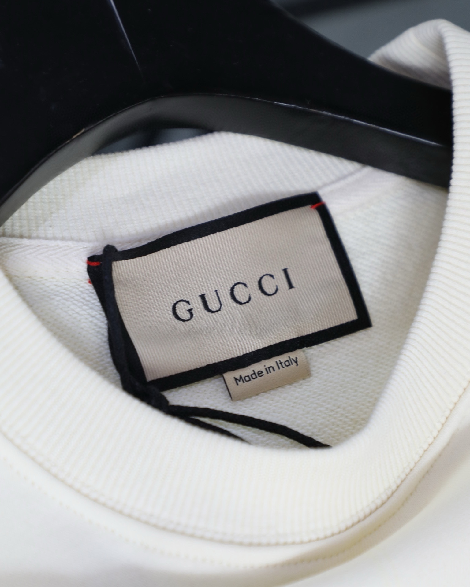 💰125
古驰/GUCCI🍋印花圆领卫衣
款号：702
原版面料官方同款卫衣
定制420克同缸染面料手感非常舒服
春夏最新砖柜同步时尚又个性超级百搭好看的一款男女都非常合适人手必备款
吊牌 领标 水洗麦 三标齐全
颜色: 米色
尺码     肩宽     胸围     袖长     衣长
S:         54        53        22         71
M:        56        55        22.5      73
L:         58        57        23         75
XL:      60        59        23.5       77
体重：
80斤-120斤推荐穿 S
120斤-145斤推荐穿 M
140斤-165斤推荐穿 L
 160斤-190斤推荐穿X
