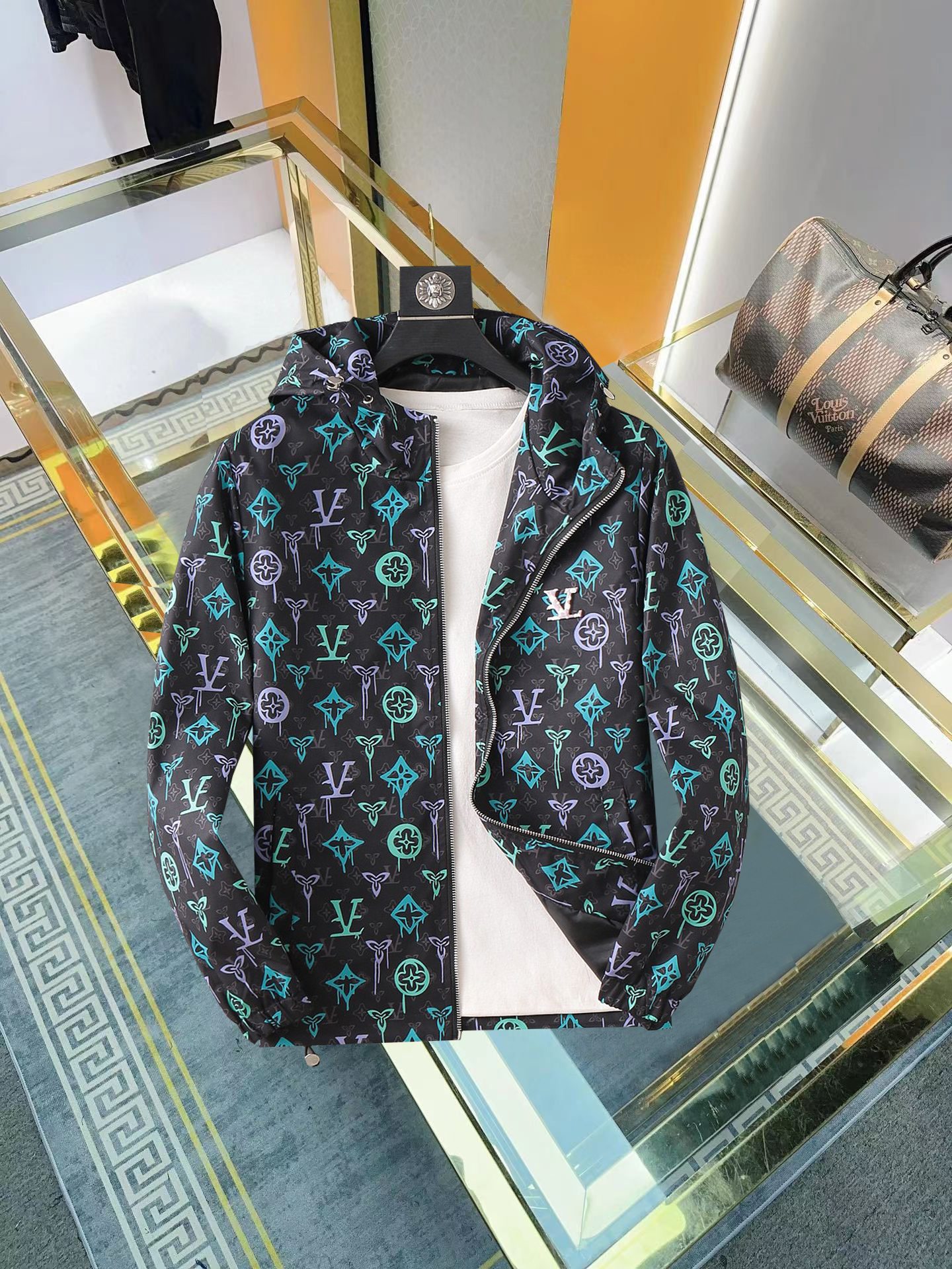 NO:952918,The hot item for autumn, LV 2026 autumn ss new men's jacket, original order, three-standard complete high-end version!  Custom-made fabrics at the counter are highly breathable and comfortable, with impeccable details and brand element design concepts, reflecting high quality. It feels delicate and soft!  It presents a casual cut and the upper body shape is awesome!  Size M～XXXL,,louis vuitton,jackets & coats,jackets & coats,19860909开秋爆款,LV 2026秋季ss新款男士夹克外套,原单三标齐全高端版本！专柜定制面料 透气舒适度高,细节无可挑剔,品牌元素设计理念,体现高品质.手感细腻柔软！呈现休闲裁剪,上身版型超赞！码数M～XXXL,,louis vuitton,jackets & coats,jackets & coats,,Men's clothing