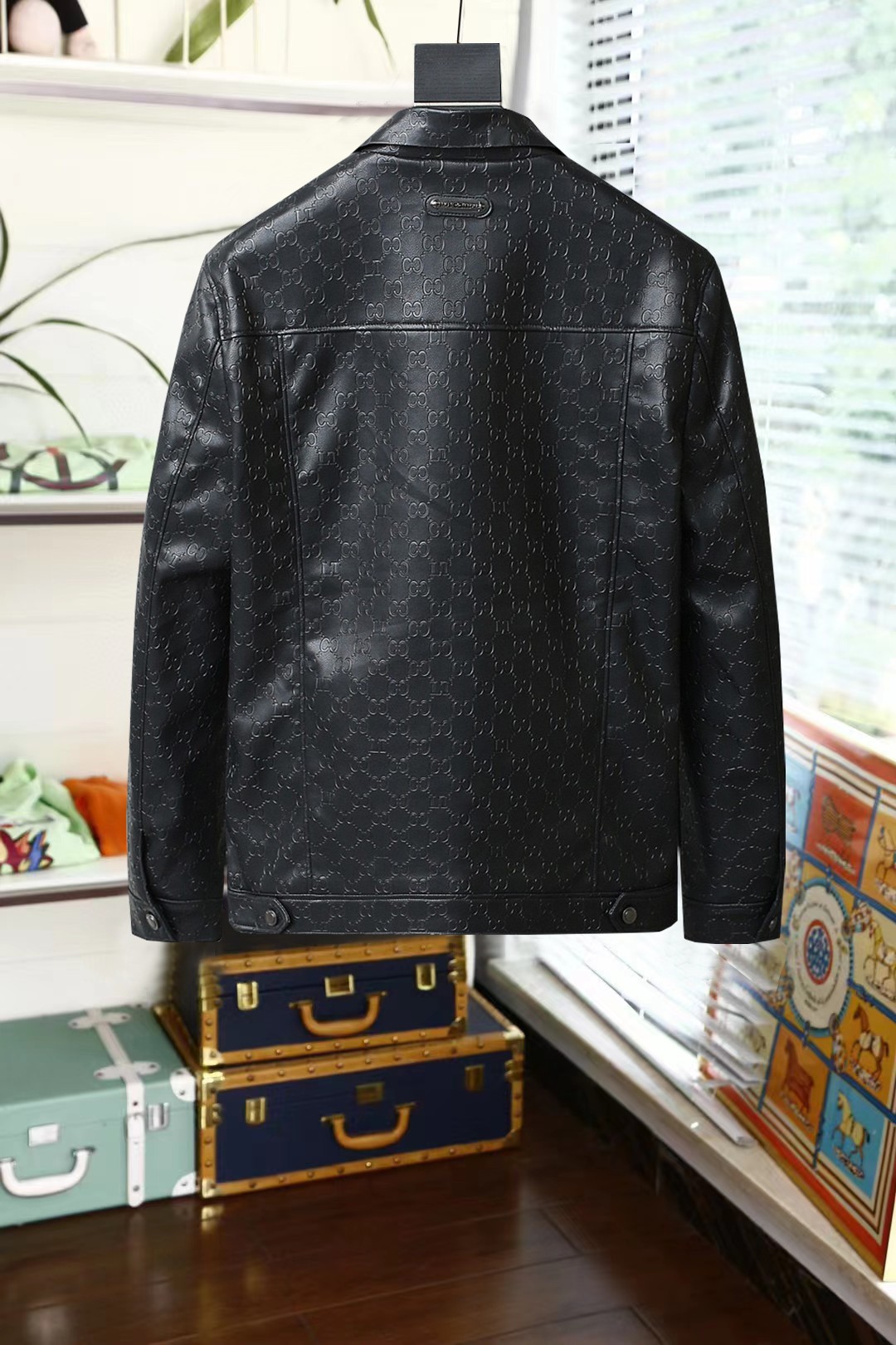 NO:734066,The hottest item for spring, Gucci’s original hardware is complete with all three standards!  2026ss spring and winter latest high-end customized leather jacket, digitally printed brand letter logo pattern on the body, sold simultaneously on the official website, unique style zipper pocket design, hardware accessories logo, using counter-customized fabrics, the most popular fashion style elements, the upper body effect is super handsome!  Size M-XXXL (please state your height and weight when placing an order),,jackets & coats,jackets & coats,leather jacket,19860909开春爆款, 古奇 原版五金三标齐全！2026ss春冬最新高端定制皮衣夹克外套,衣身数码印花品牌字母标志图案,官网同步发售,独特风格拉链口袋设计,五金配件Logo标志,采用专柜定制面料,最流行时尚风格元素路线,上身效果超帅气！码数M-XXXL（下单请报身高体重）,,jackets & coats,jackets & coats,leather jacket,,Men's clothing